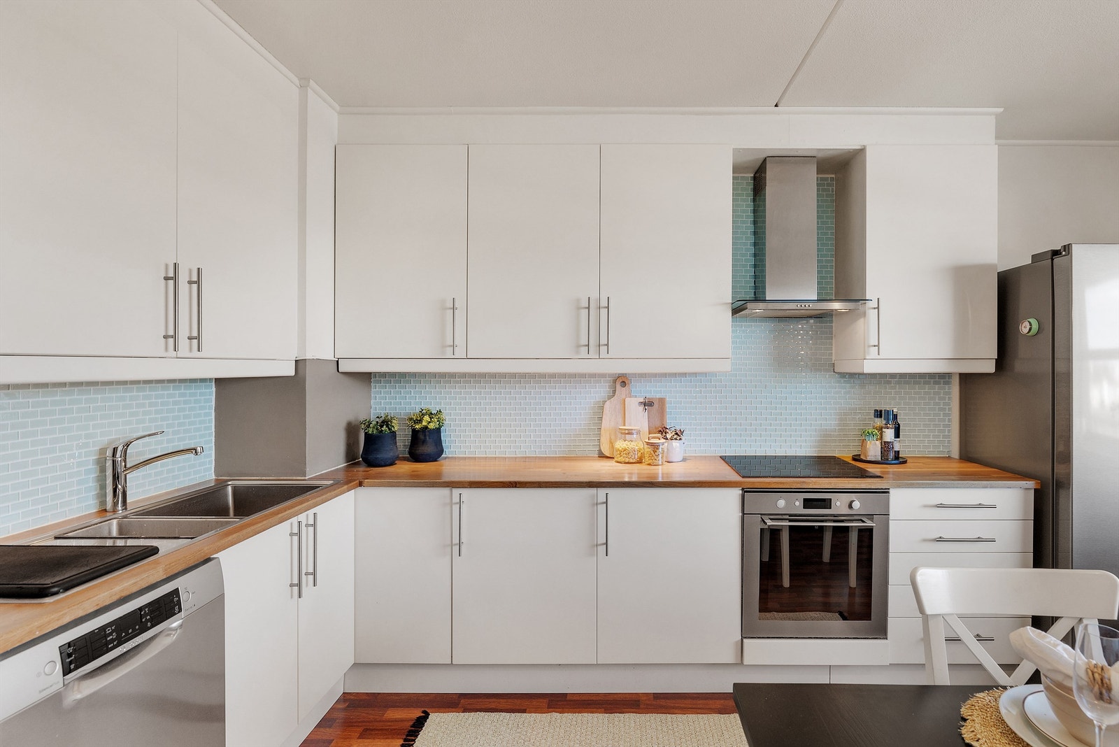 Praktisk kjøkken fra 2012 med god plass til spisebord. Benkeplaten, stekeovnen, platetoppen samt oppvaskkummen med armatur ble oppgradert i 2014. Galleribilde