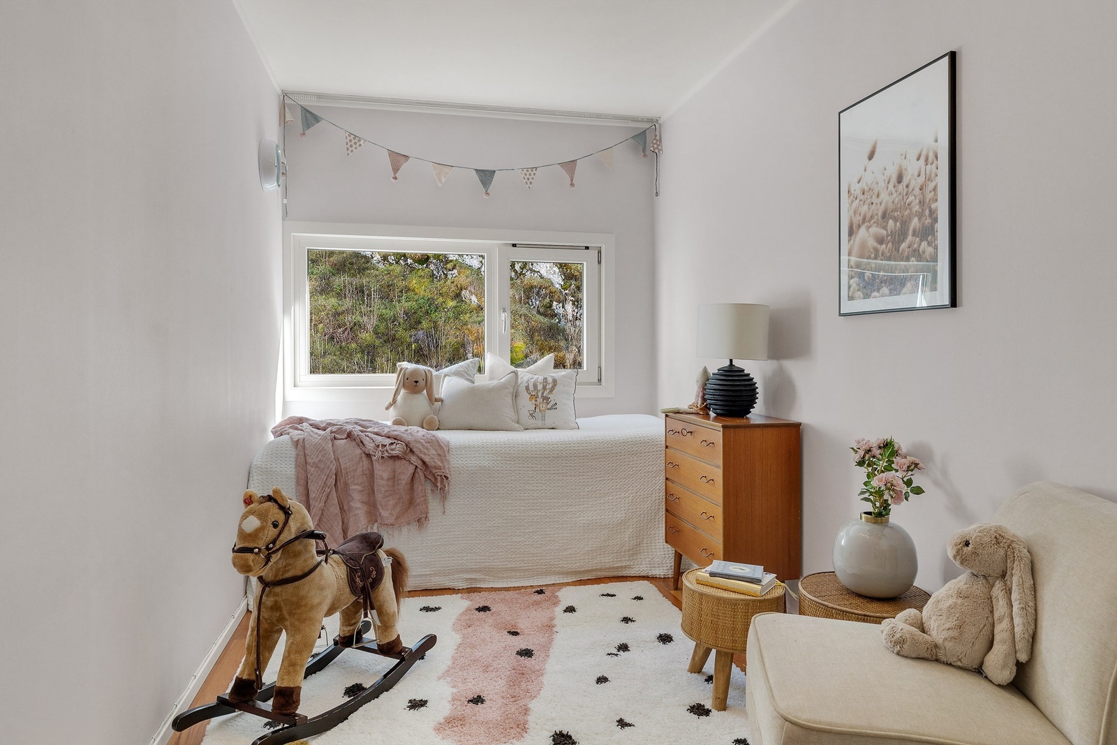 Boligens øvrige soverom kan fungere som barnerom, treningsrom, gjesterom eller som hjemmekontor. Galleribilde