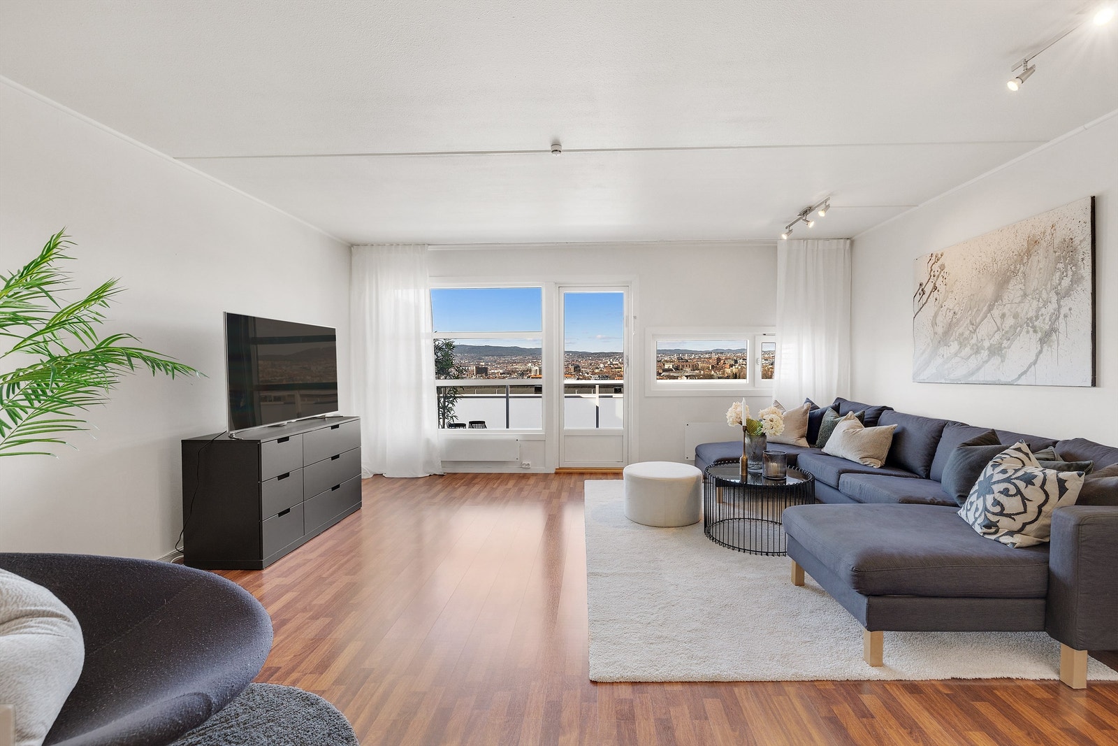 Lys og luftig stue med godt lysinnslipp gjennom store vindusflater. Galleribilde