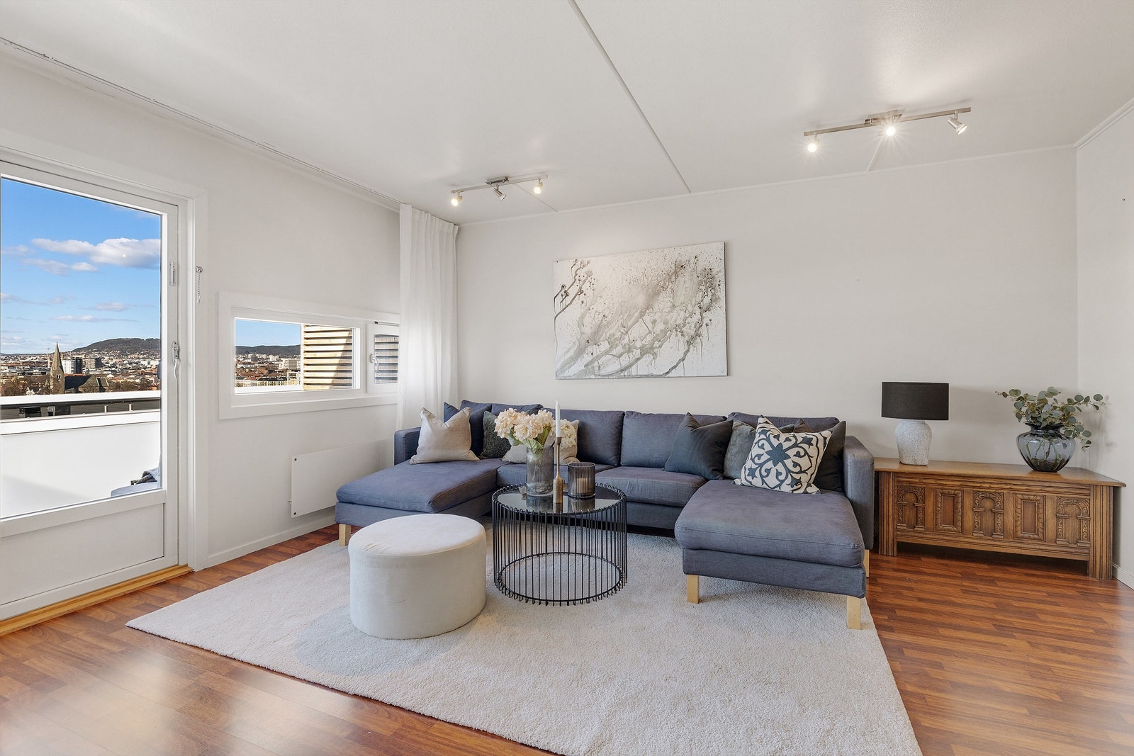 Stuen har naturlige soneinndelinger med god plass til sofaseksjon, stuebord og mediemøblement. Galleribilde