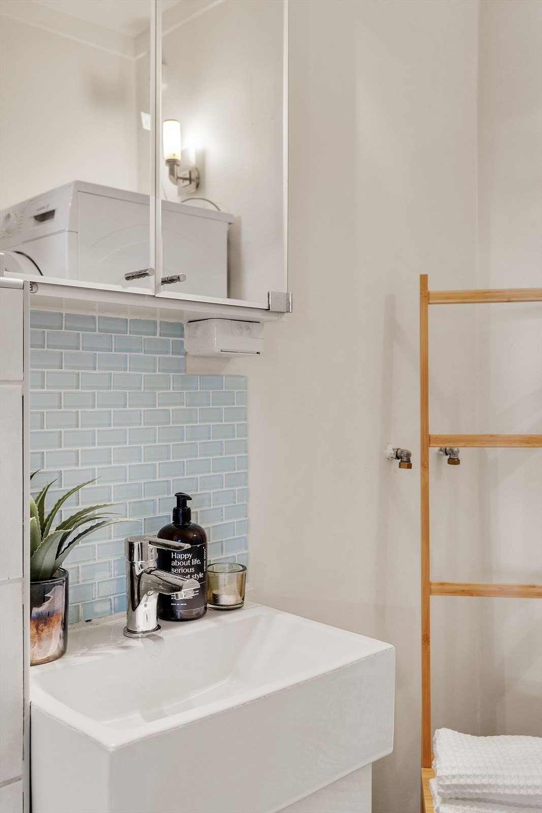 Innredet med toalettkasse over servant, servantskap, heldekkende servant med ett-greps armatur, speilskap, opplegg for bruk av dusjkabinett og toalett med innebygget sisterne. Galleribilde