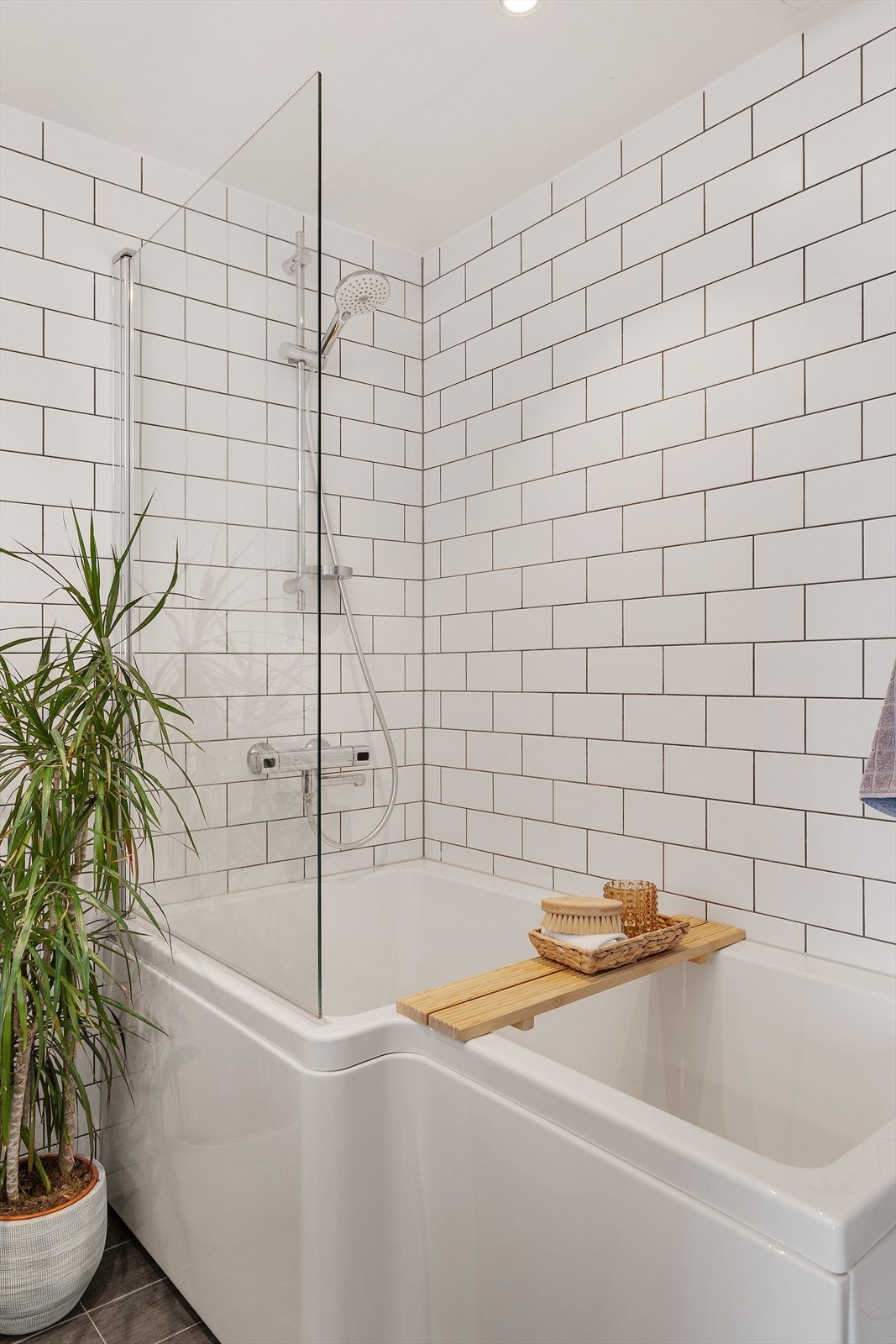 Badekar med innfellbar glassdør og badekarbatteri tilkoblet hånddusj. Galleribilde