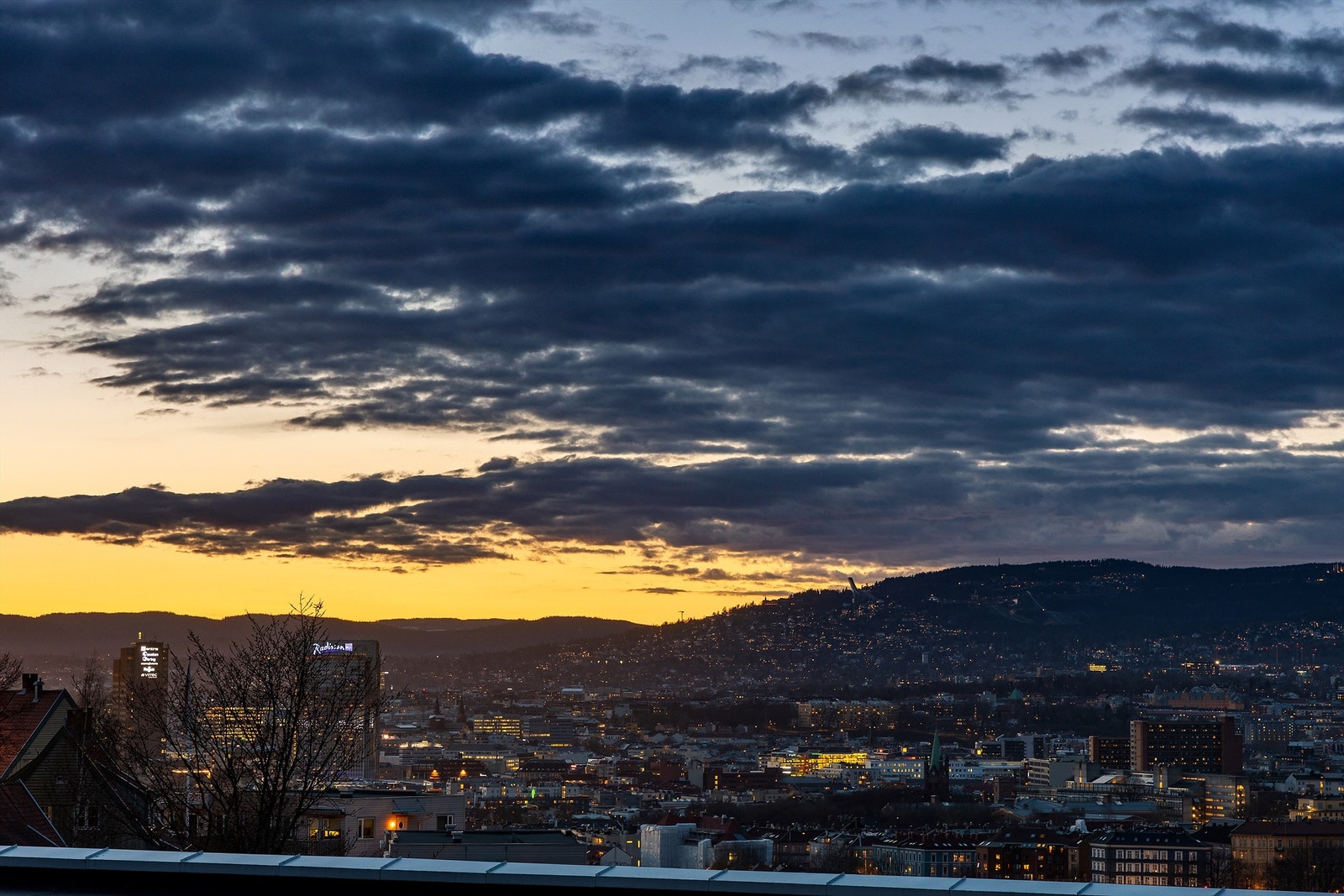 En stor og innholdsrik leilighet på 124 kvm over to plan med fantastisk utsikt over byen. Galleribilde