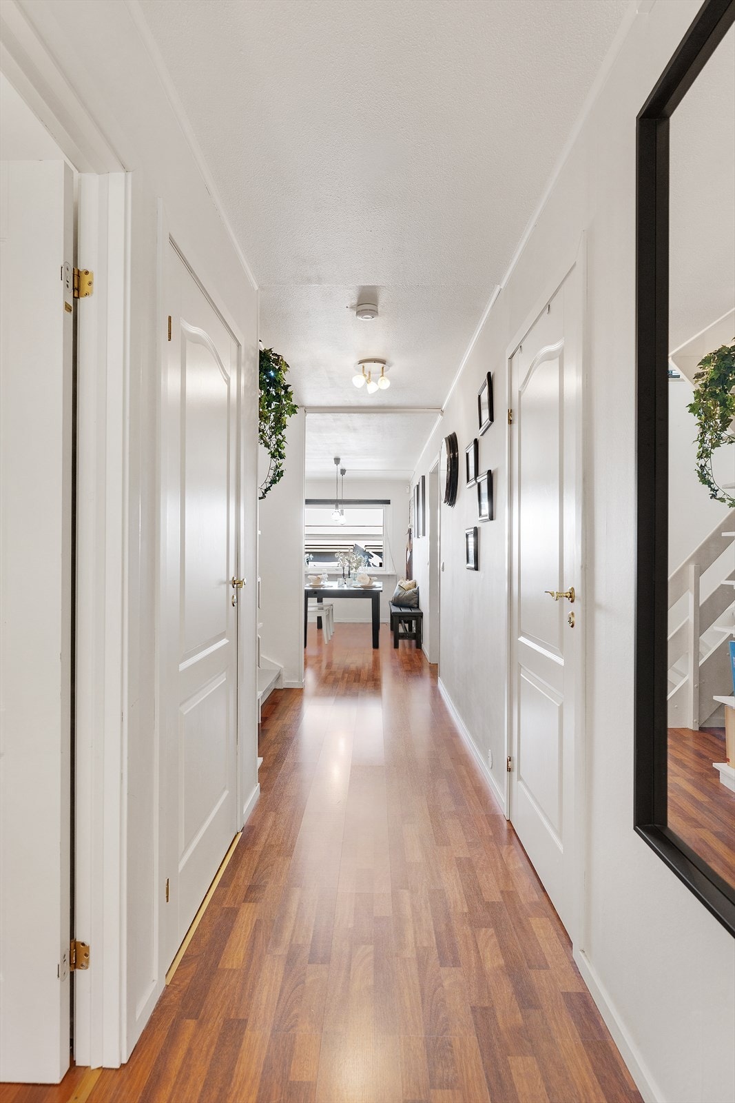 Lett adkomst til vaskerommet med toalett fra begge soverommene. Galleribilde