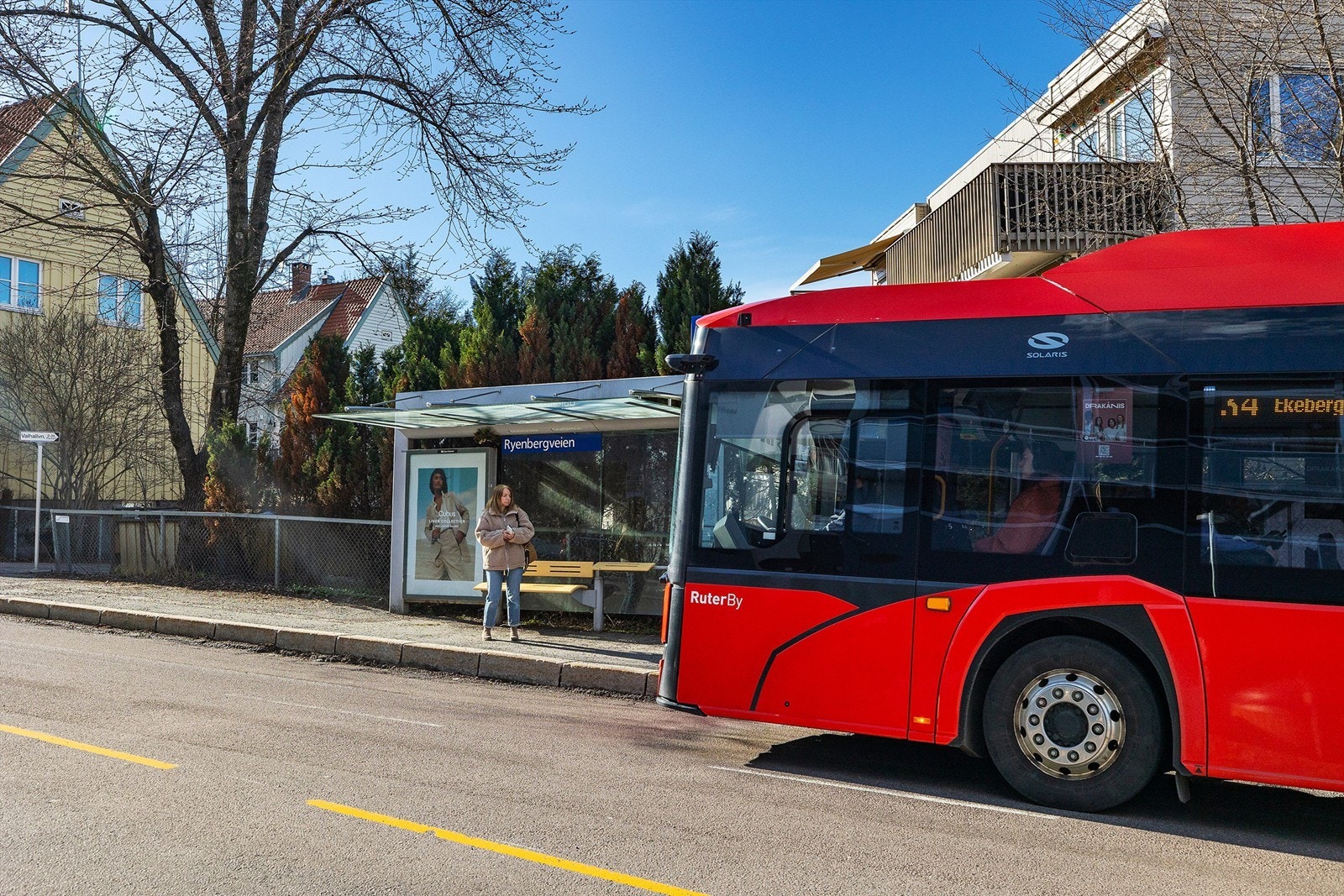 Busstopp rett ved leiligheten med rute 34 og 74. Galleribilde