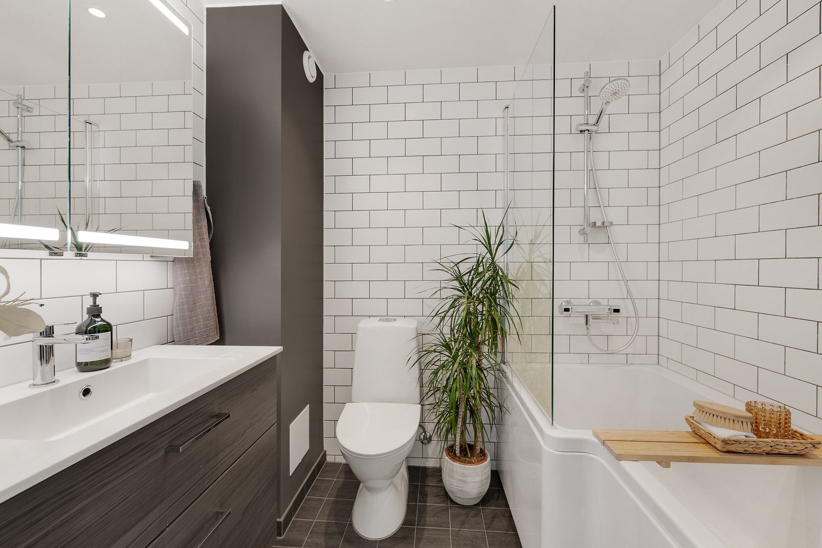 Delikat flislagt bad fra 2022 med downlights og gulvvarme. Galleribilde