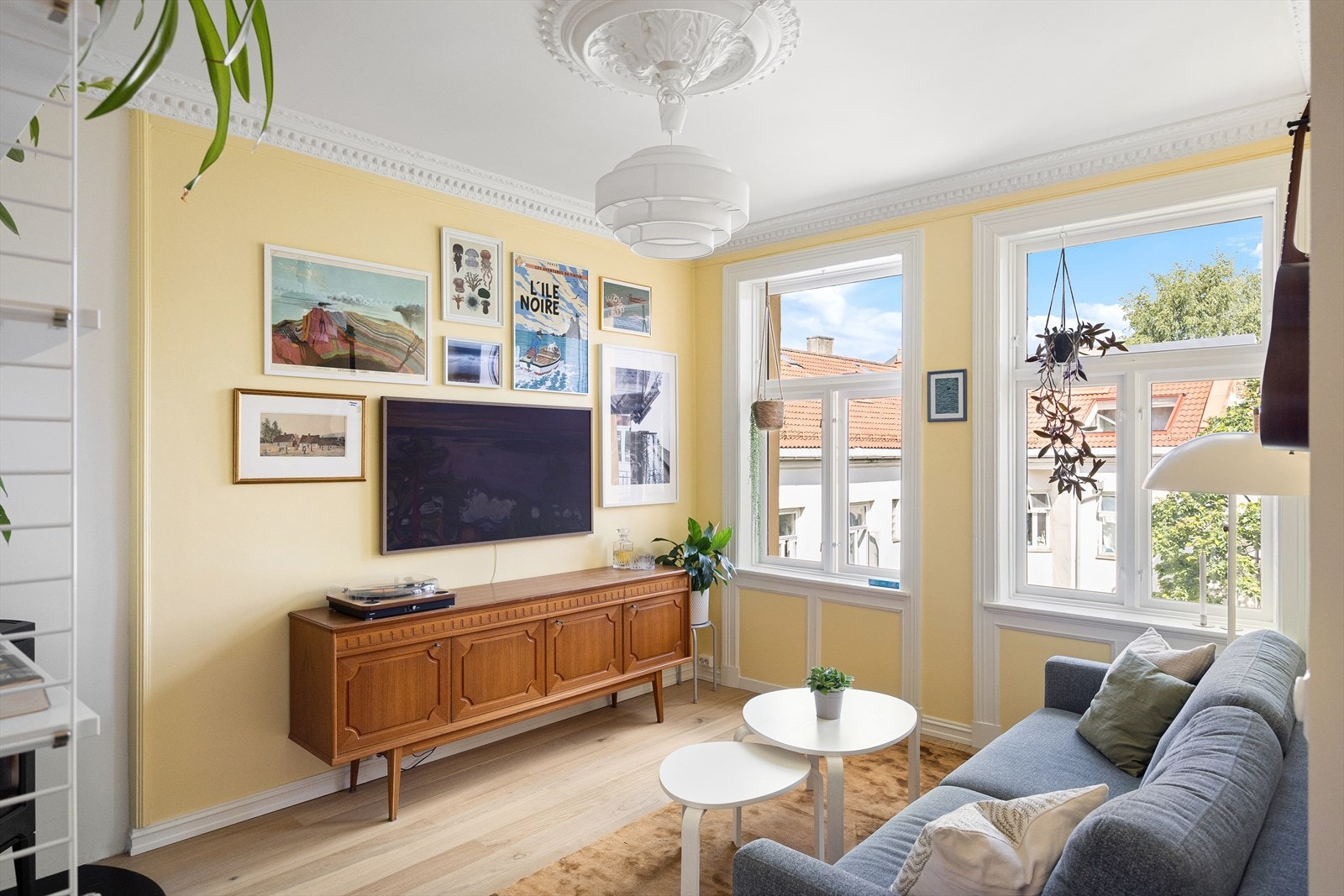 Flott stueareal med doble vindusflater og klassiske detaljer Galleribilde