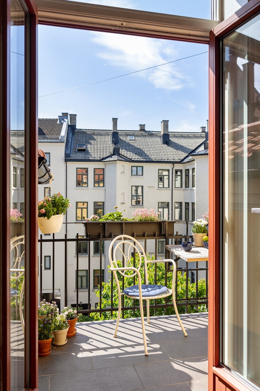 Balkongen blir som et ekstra uterom i sommerhalvåret Galleribilde