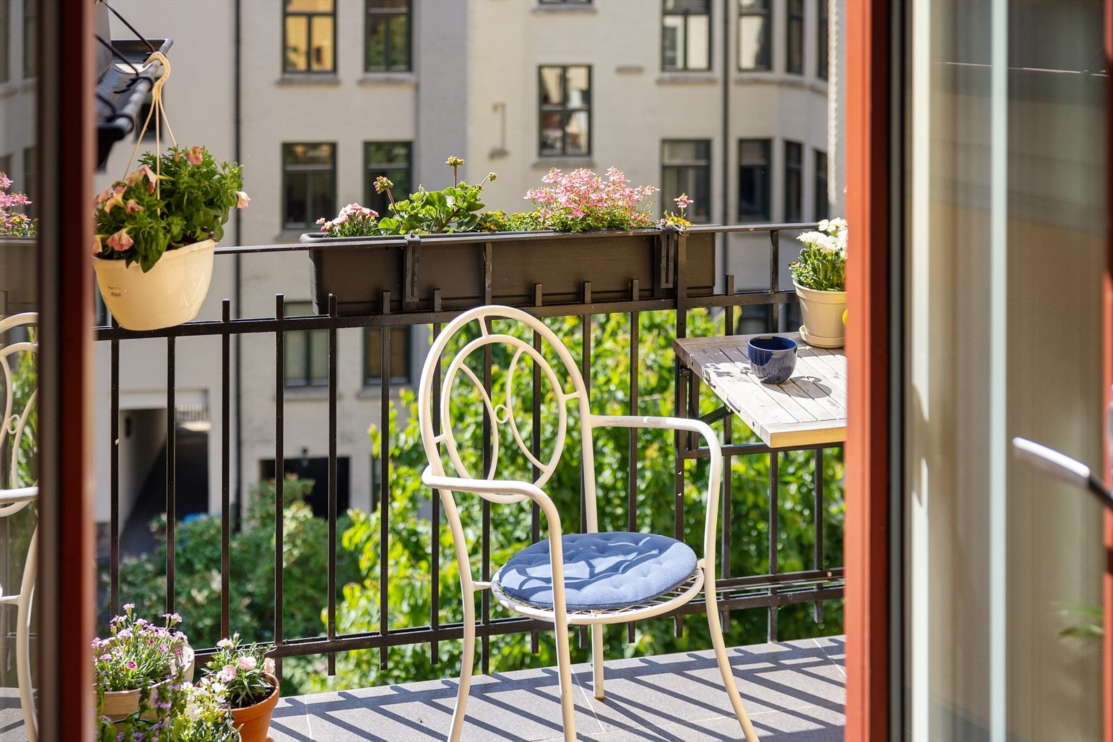 På balkongen er det rikelig med plass til utemøblement, beplantning og grill Galleribilde