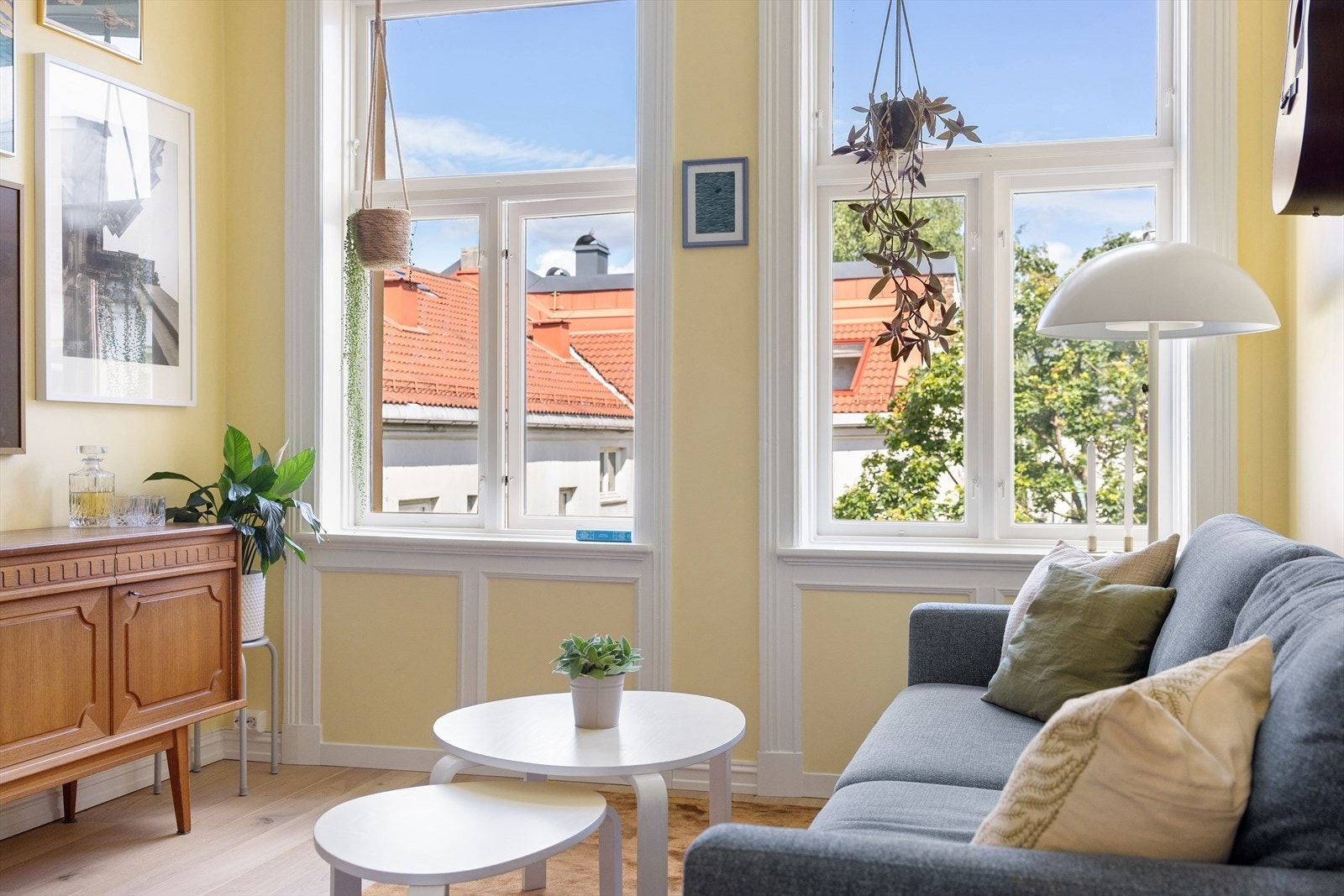 Stuen har god plass til sofagruppe og annet stuemøblement Galleribilde