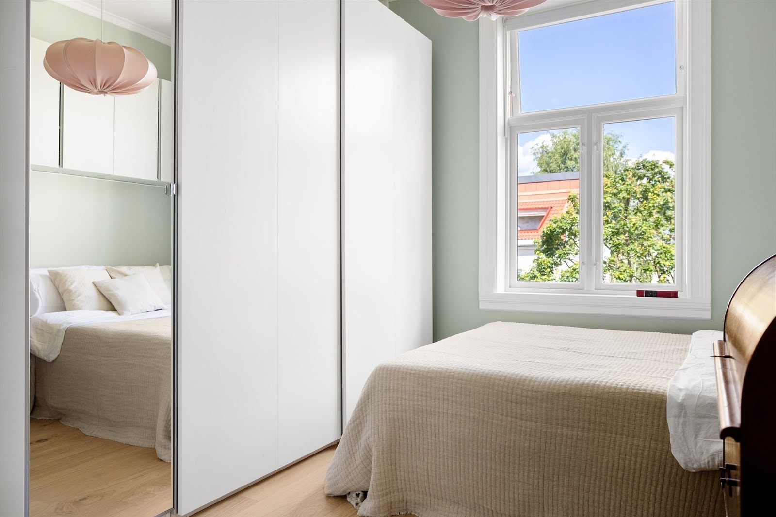 Rommet har god plass til stor seng og rikelig med garderobe Galleribilde