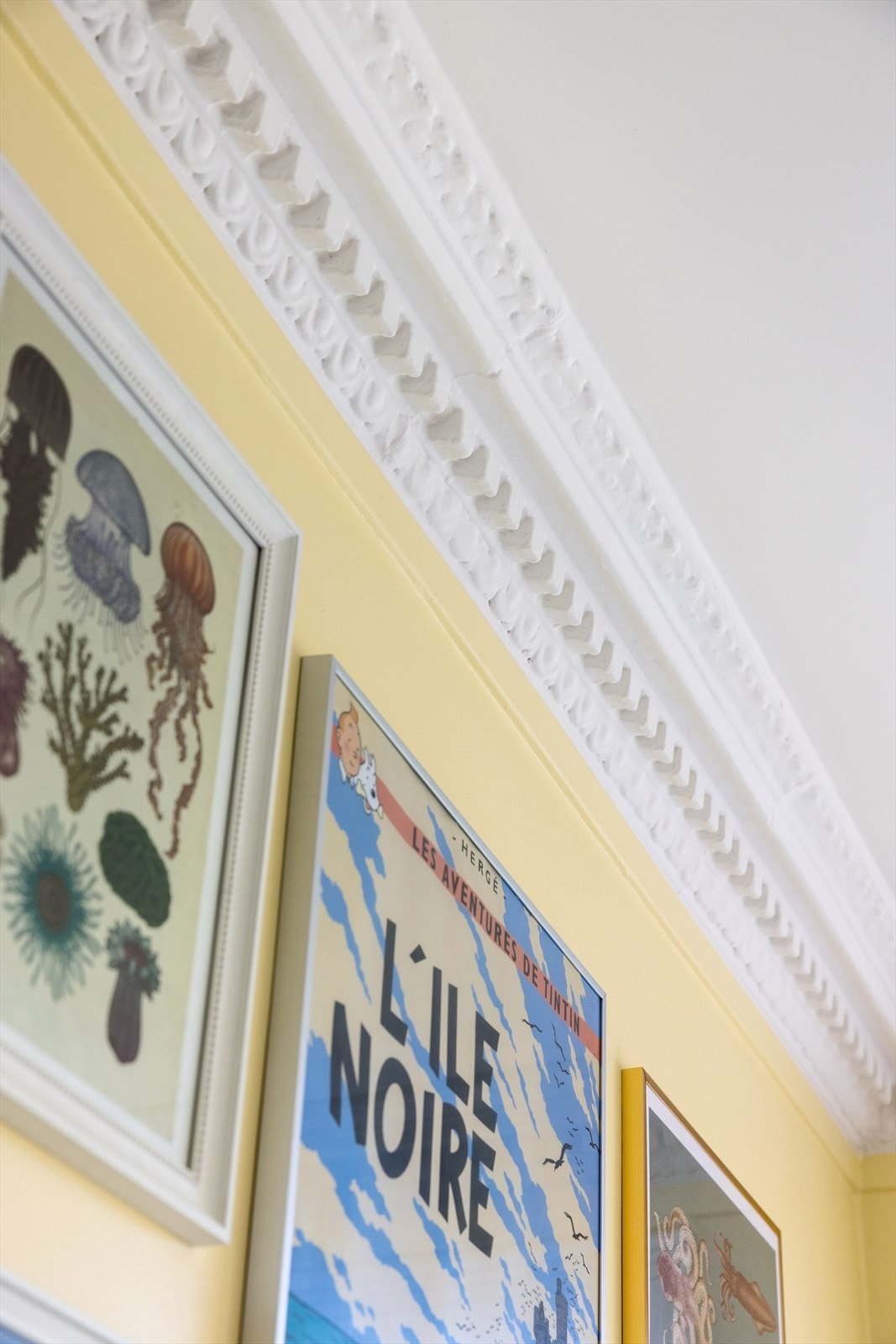 Klassiske detaljer som pen stukkatur, en lekker rosett, dype vinduskarmer og brystning under vinduene Galleribilde