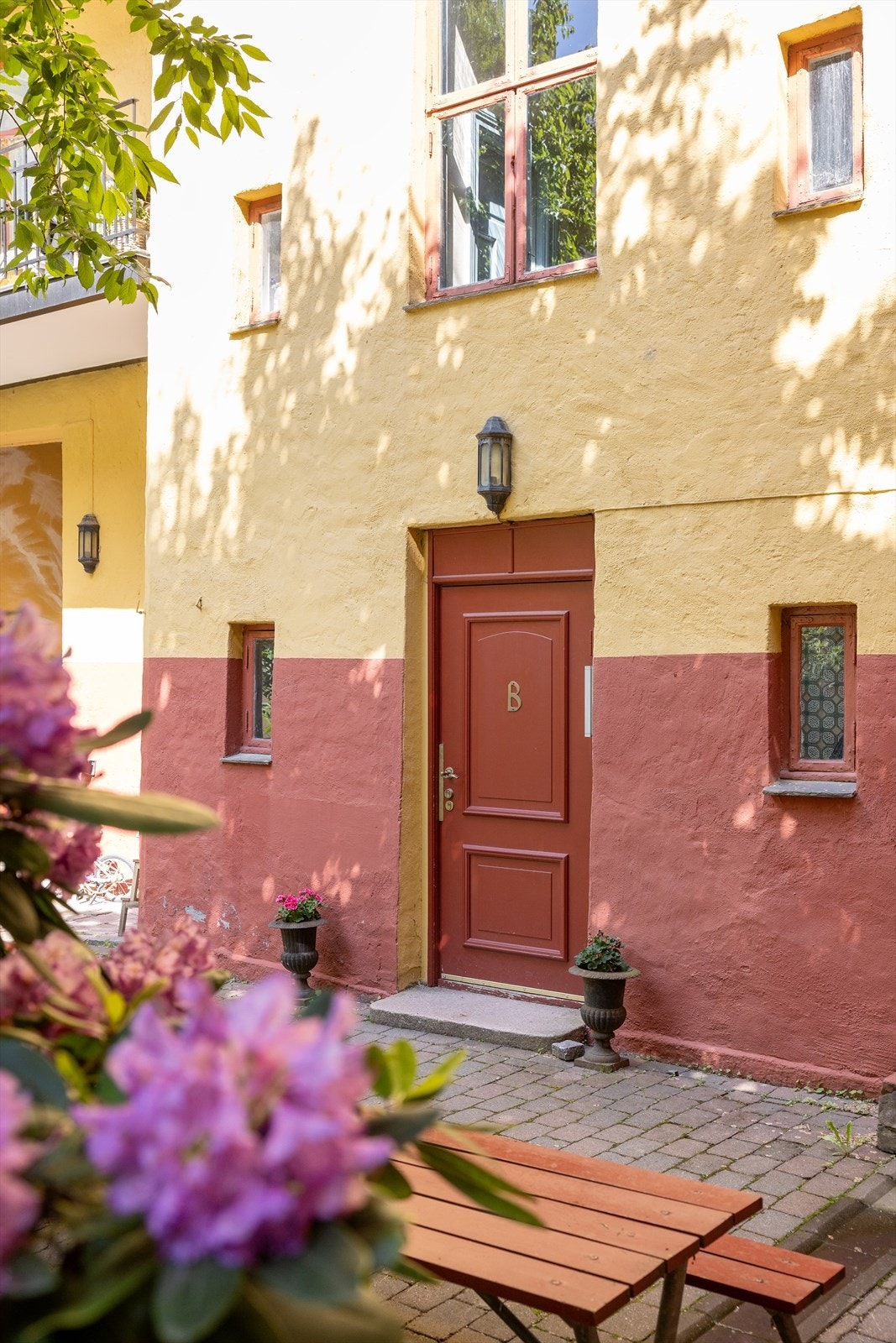 Oppgangens inngangsdør, med inngang fra bakgården Galleribilde