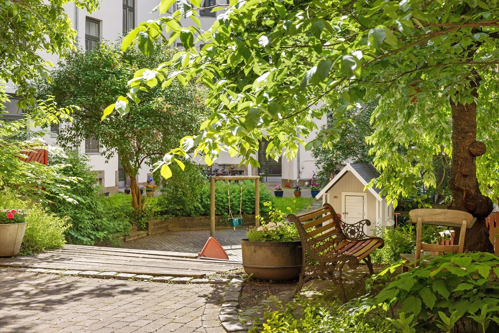 Utsnitt - bakgård Galleribilde