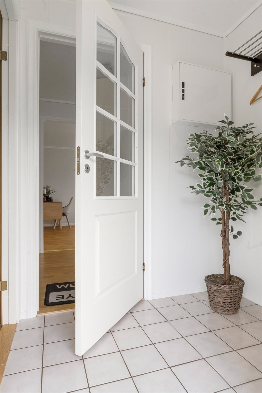 Vindfanget har flislagt gulv med varmekabler Galleribilde