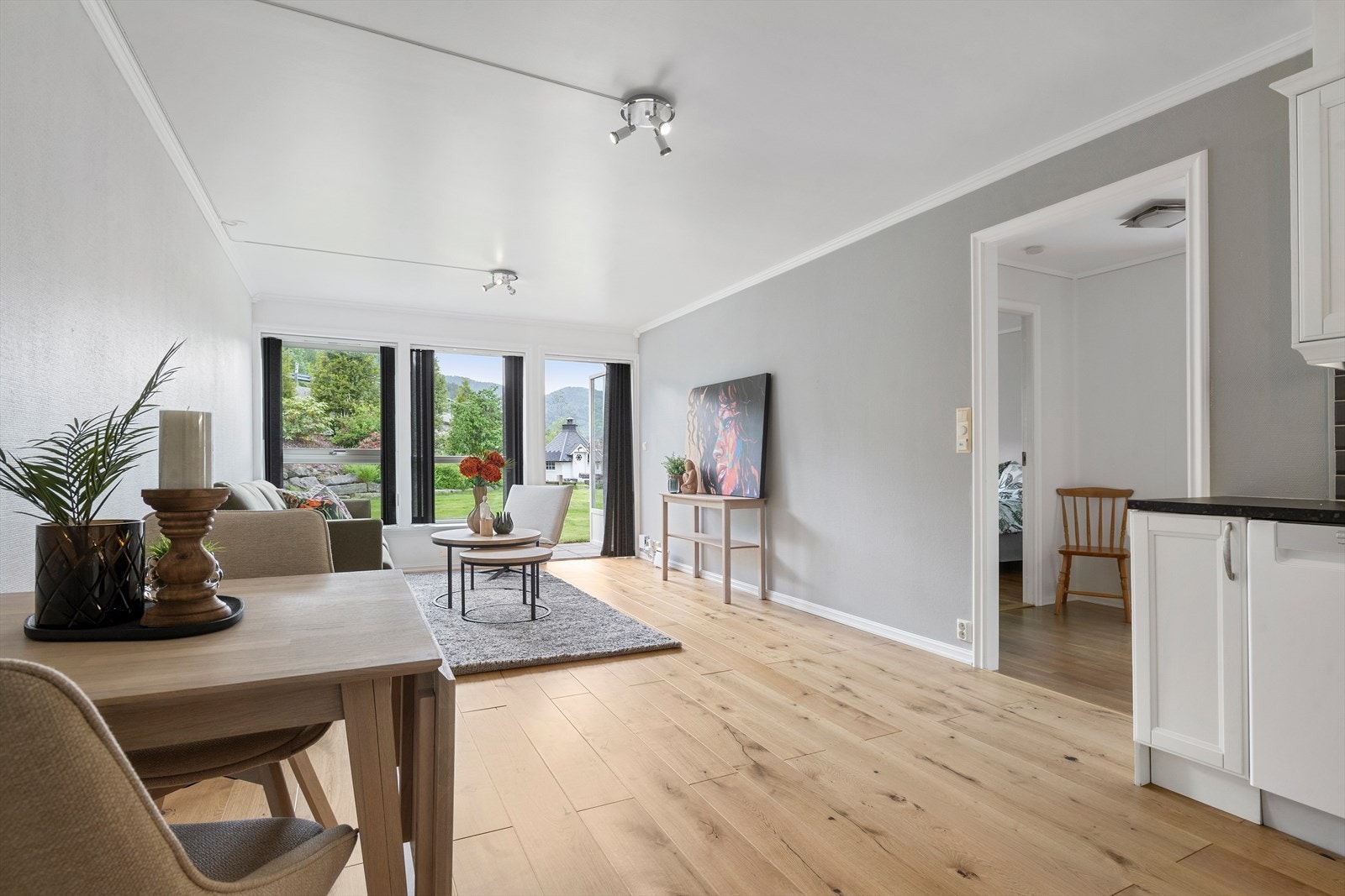 God plass til spisebord i tillegg til sittegruppe Galleribilde