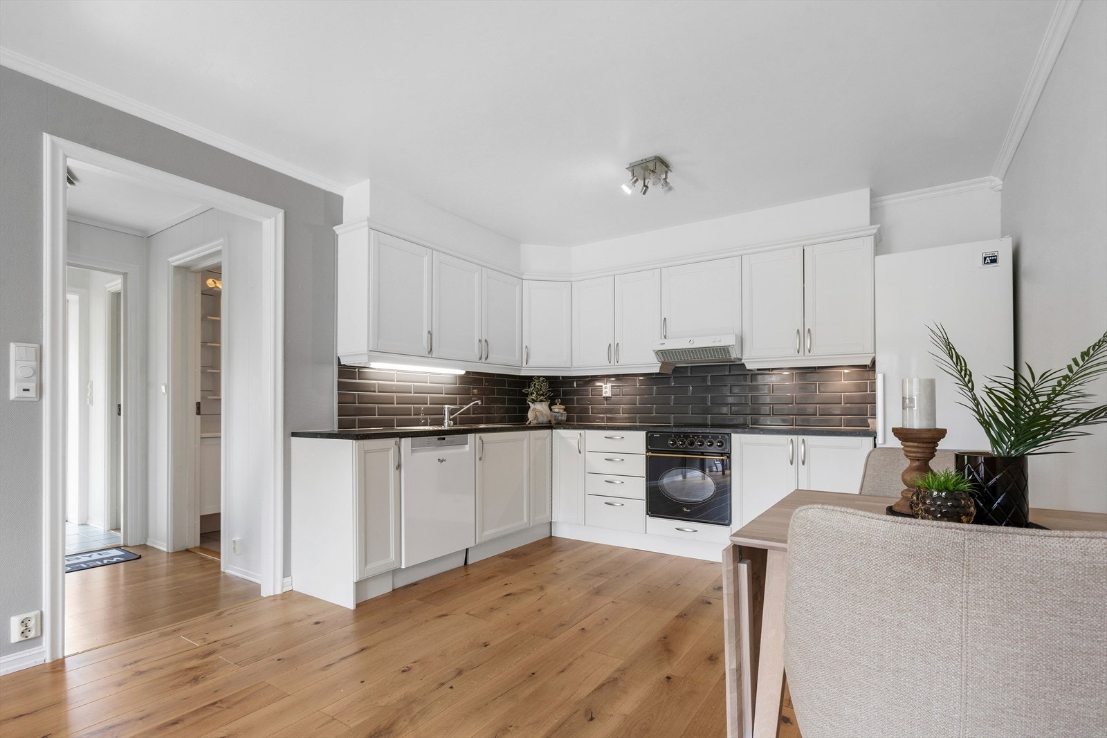 Innholdsrik kjøkkeninnredning med integrert platetopp og stekeovn. Galleribilde