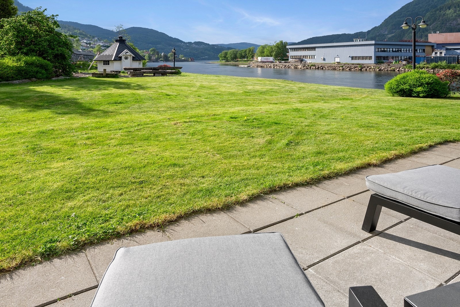 Vestvendt, hellelagt terrasse med flott utsikt mot Jølstra. 12 kvm av terrassen har takoverbygg. Galleribilde