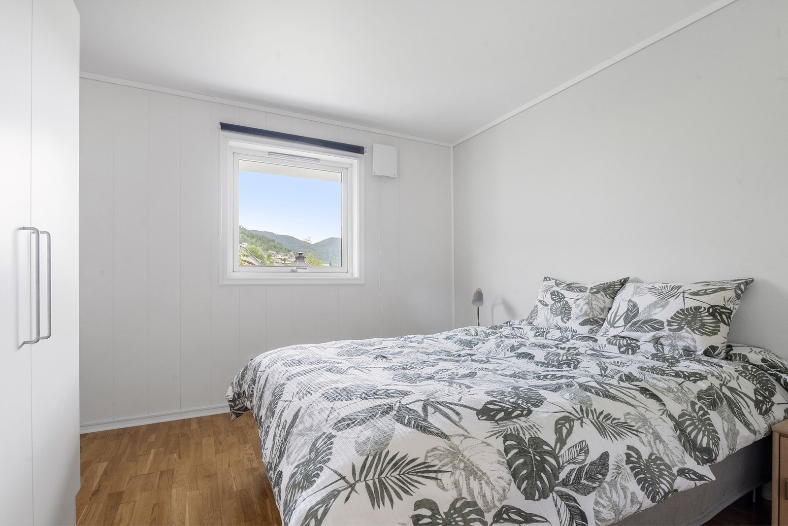 Romslig soverom med garderobeskap Galleribilde