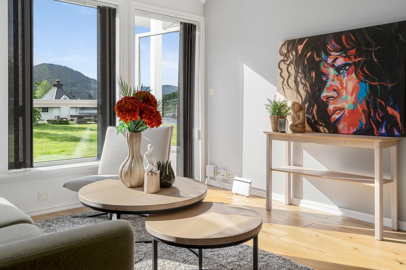 Fra stuen er det utgang til terrasse og felles hage Galleribilde