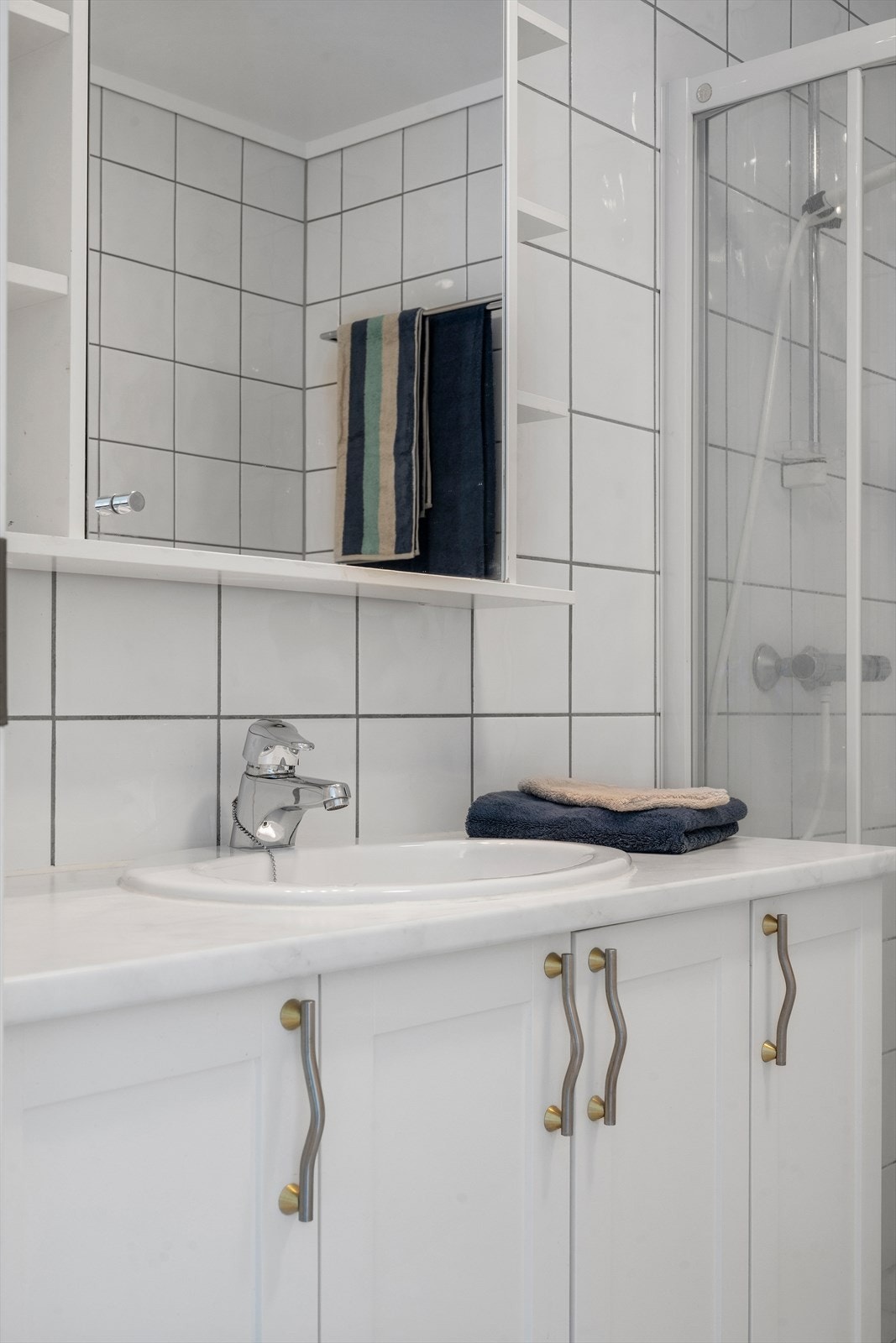 Bad/vaskerom har flislagt gulv og vegger Galleribilde