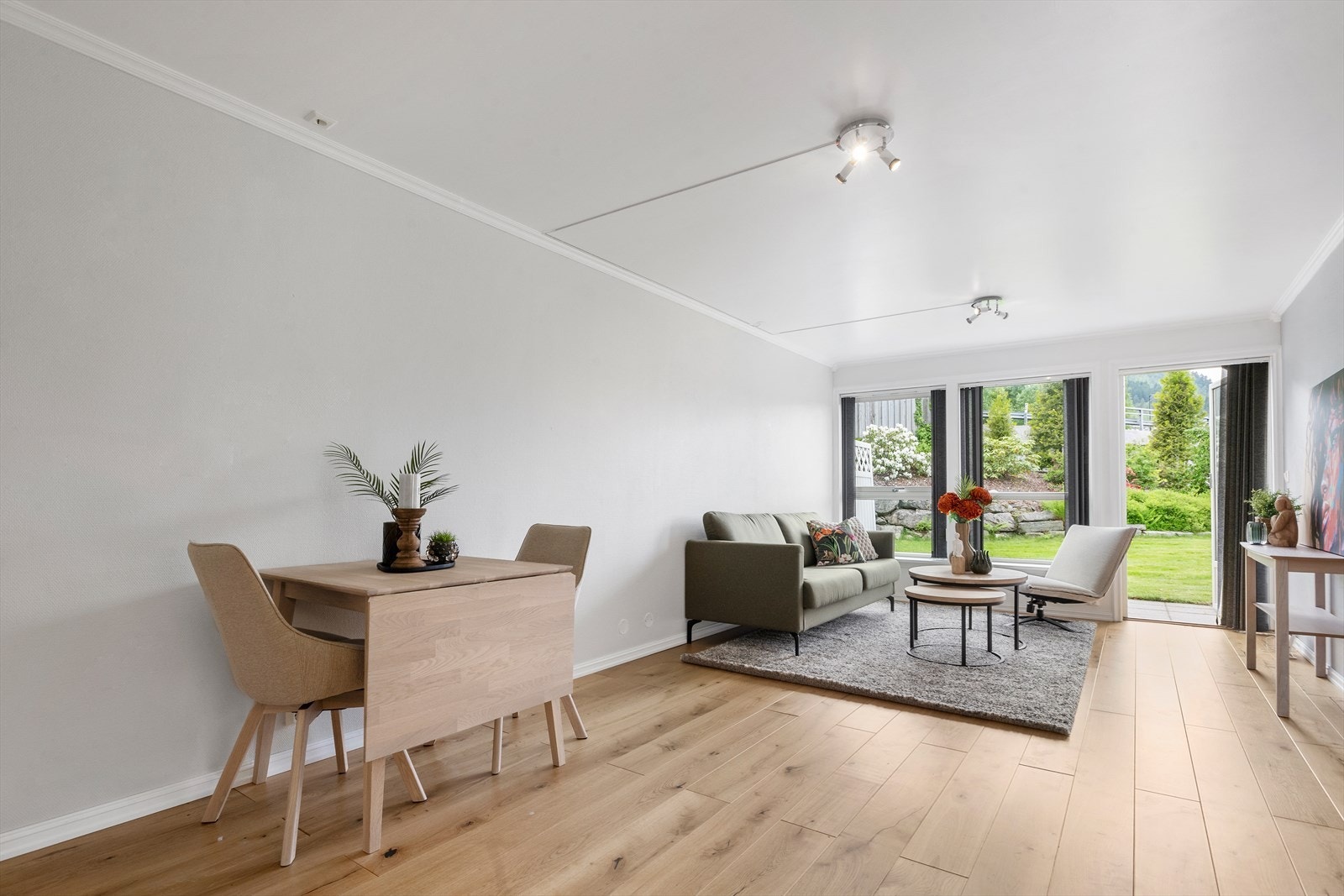 Lyst og fint med store vindusflater Galleribilde