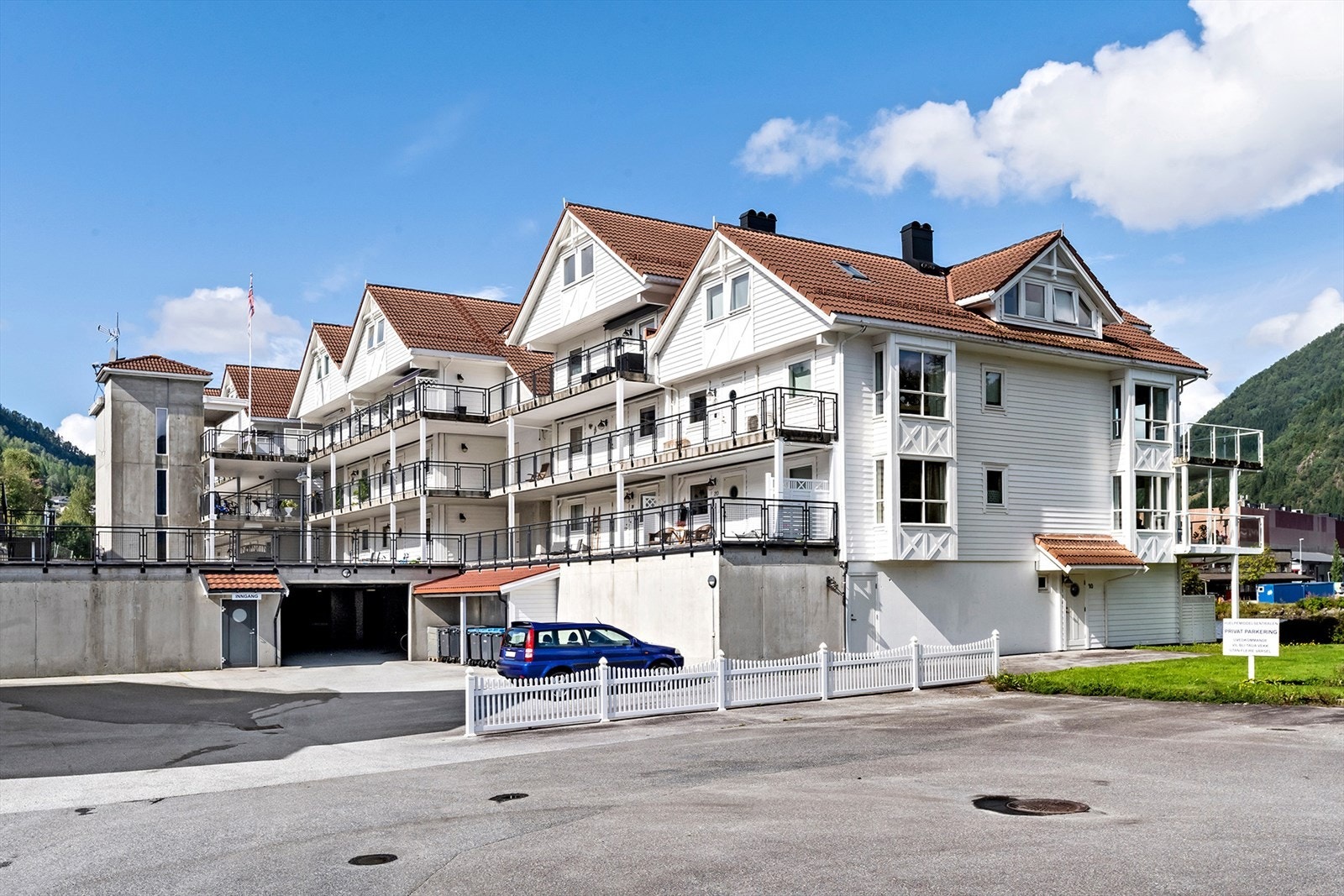 Felles innkjørsel til garasjeanlegg fra gateplan. Galleribilde