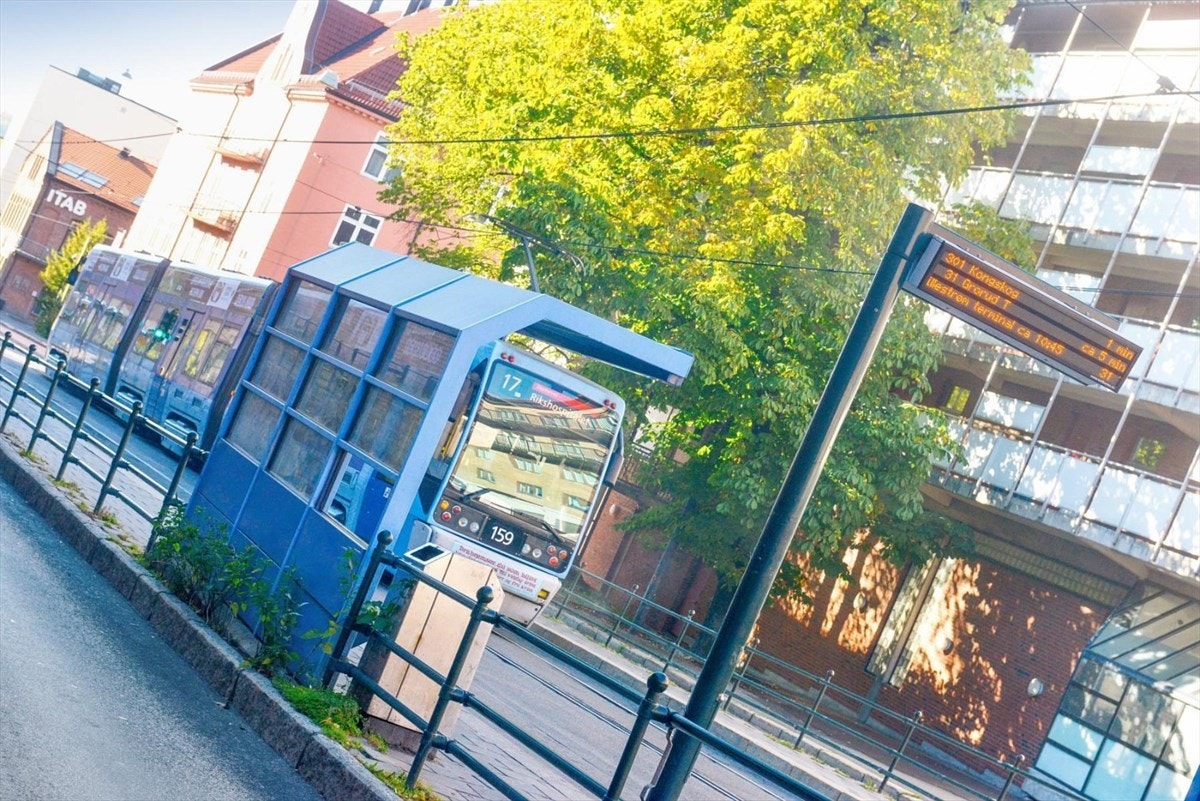 Ca. 2 min. gange til Rosenhoff buss- og trikkestopp, og 6 min. gange til Carl Berner T og Sinsen T. Galleribilde