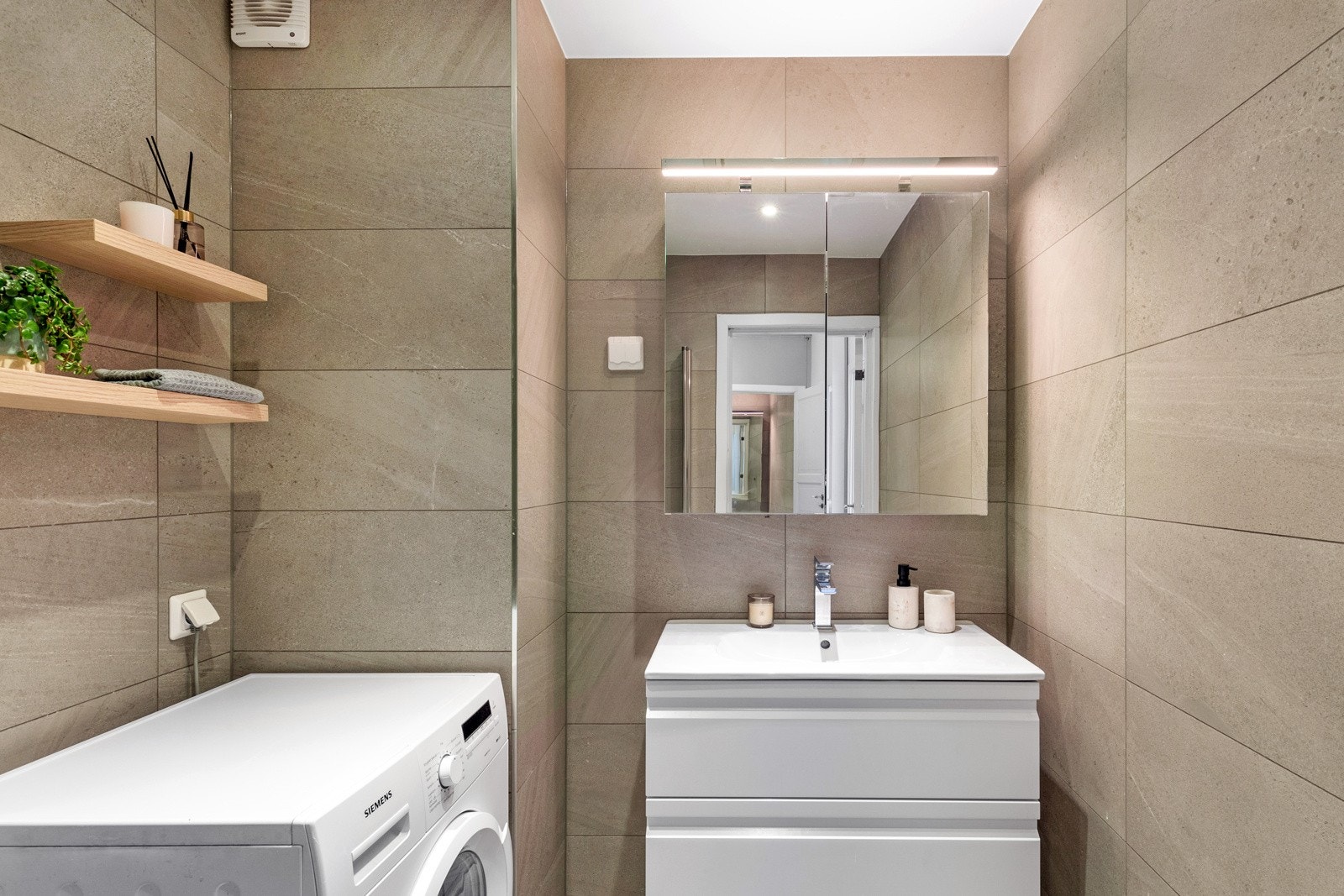 Badet ble totalrenovert, oktober 2020 av Dyktighandverker AS. Dokumentasjon foreligger. Galleribilde