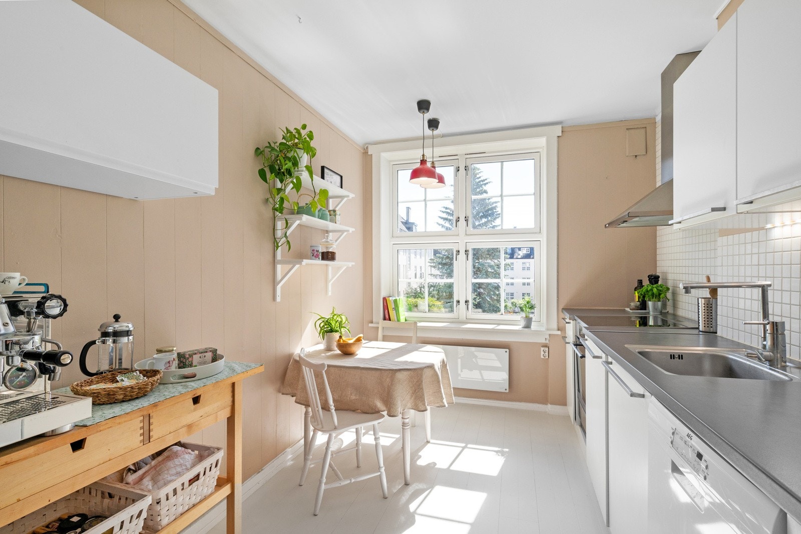 Hyggelig plass til spisebord foran vinduet hvor morgenkaffen kan nytes. Galleribilde