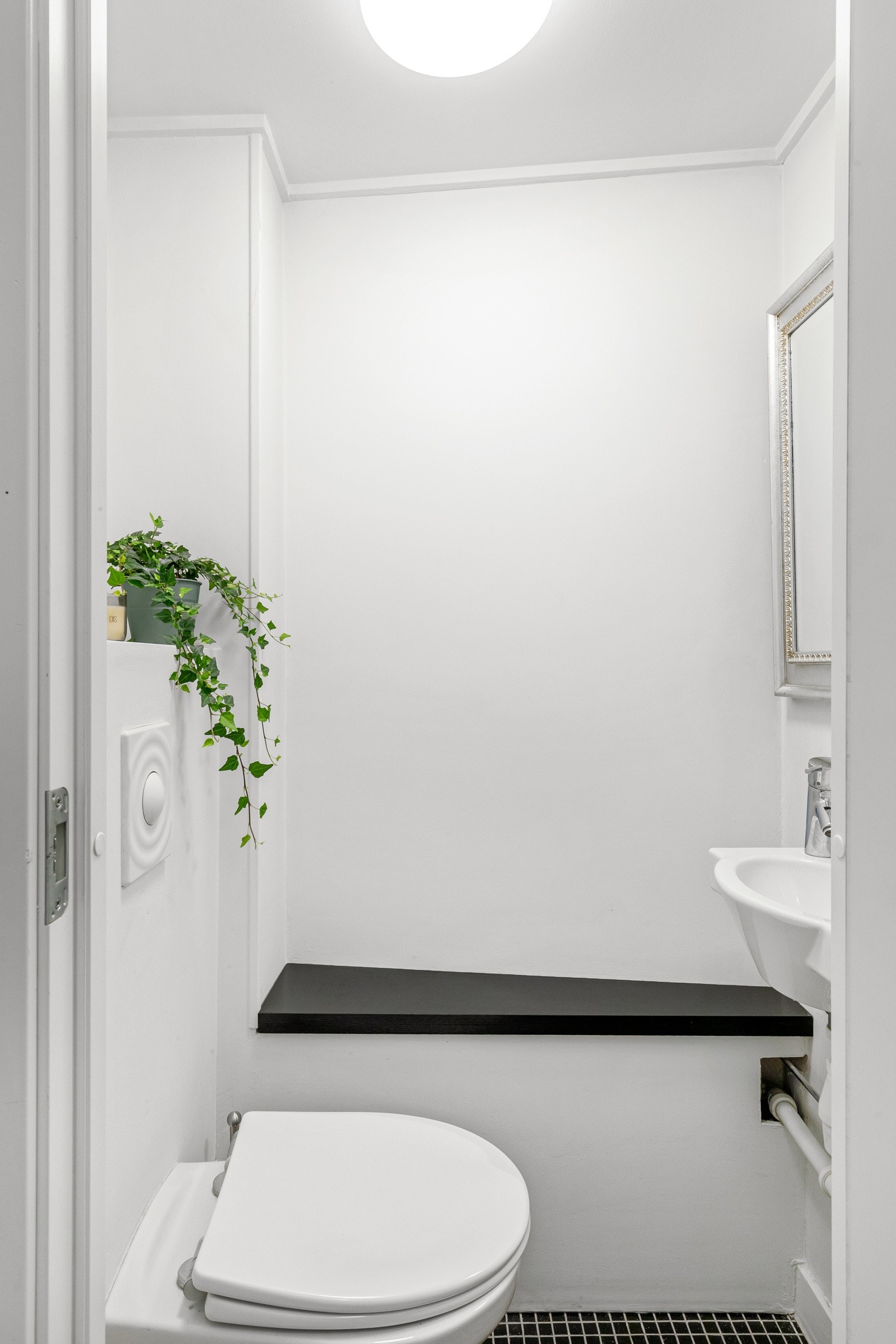 Separat og praktisk wc med varmekabler i gulvet. Galleribilde