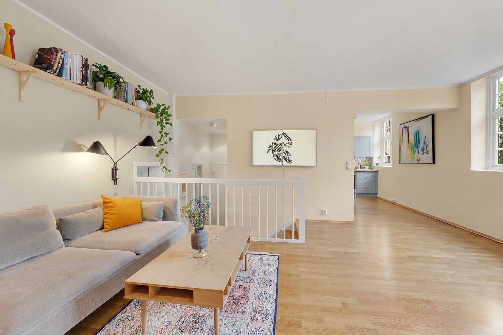 Det er høyt under taket og den varierende takhøyden (opp til 3,5 meter) bidrar til god romfølelse. Galleribilde