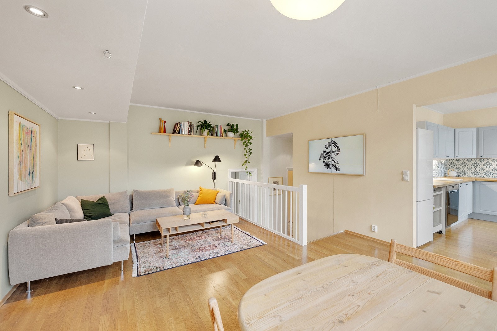 Stuen ligger i åpen løsning med kjøkkenet. Galleribilde
