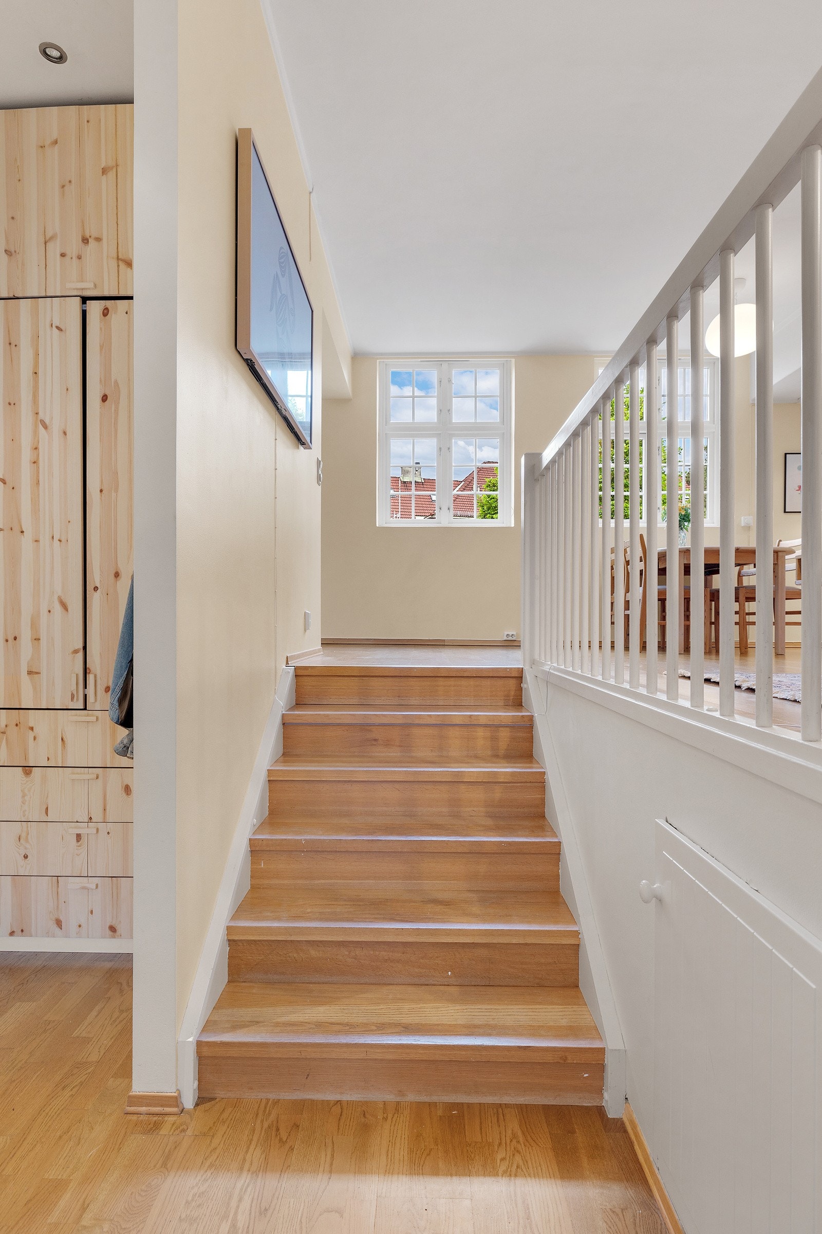 Trappen fører deg fra entréen opp til stuen. Galleribilde