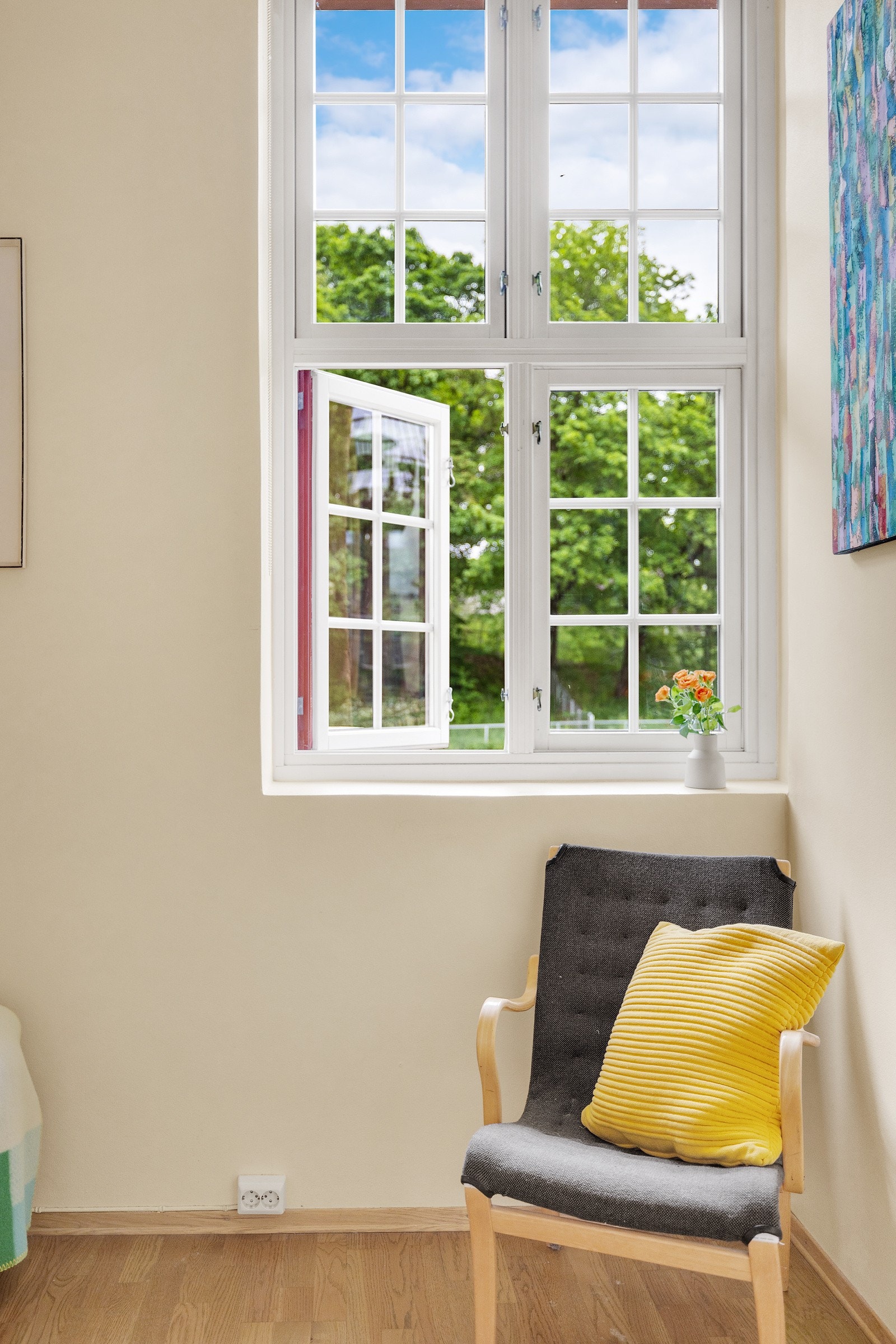 Legg merke til de store, klassiske vinduene. Galleribilde
