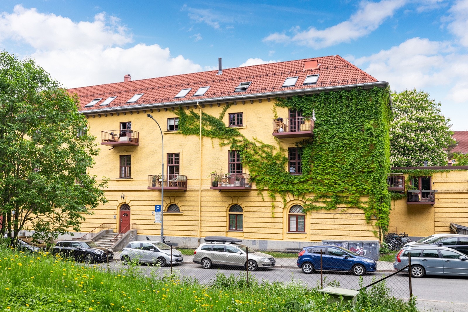 Den gamle trafostasjonen ble tegnet av arkitekt Thorvald Astrup. Bygget er opprinnelig fra ca. 1920 og ble omgjort til leilighetsbygg i 2001. Galleribilde