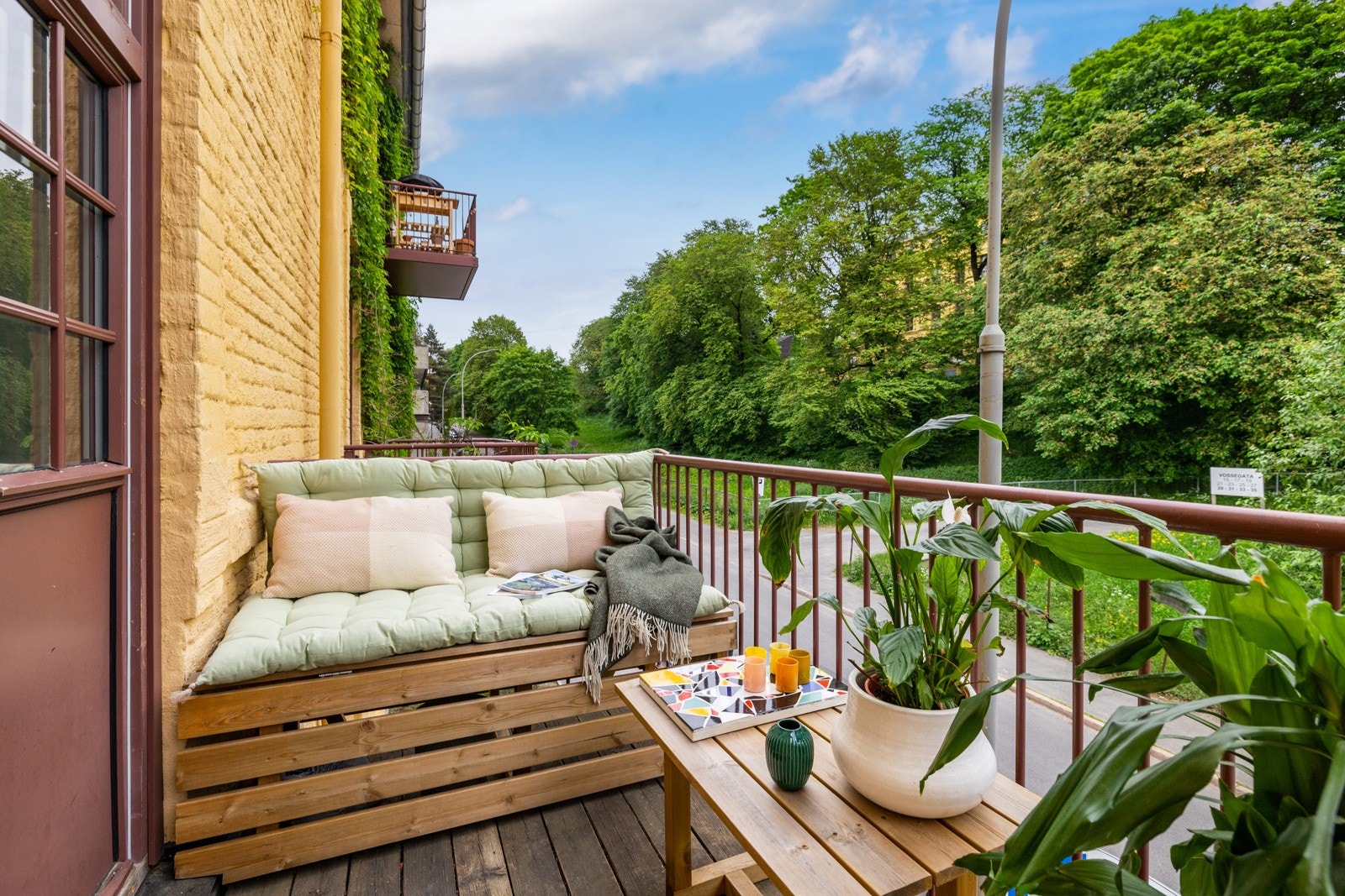 Balkongen er på 4 m2 og har god plass til utemøbler og planter. Galleribilde