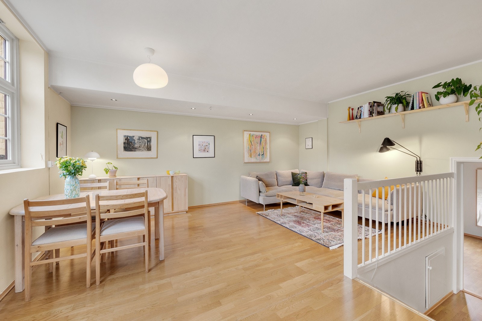 Det er god plass til stort spisebord og sofagruppe. Galleribilde