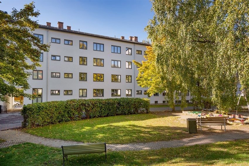 Leiligheten har en veldig god intern beliggenhet med ettermiddag-/kveldssol inn i stua fra bakgården og morgensolen slipper inn både på soverom og kjøkken som vender ut mot trafikkstille og rolig gate. Galleribilde