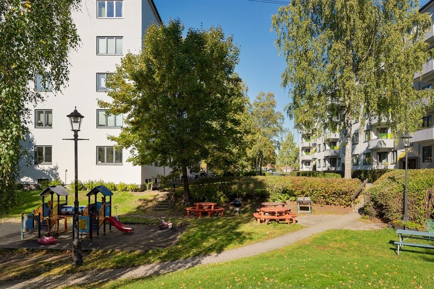 Bakgården er stor og delt i flere soner med felles sittegrupper og grillmuligheter. Her er det plass til alle! Galleribilde