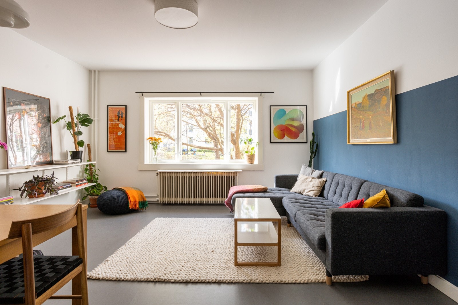 Stuen er det naturlige oppholdsrommet i leiligheten, og er et stort, lyst og luftig rom. Galleribilde