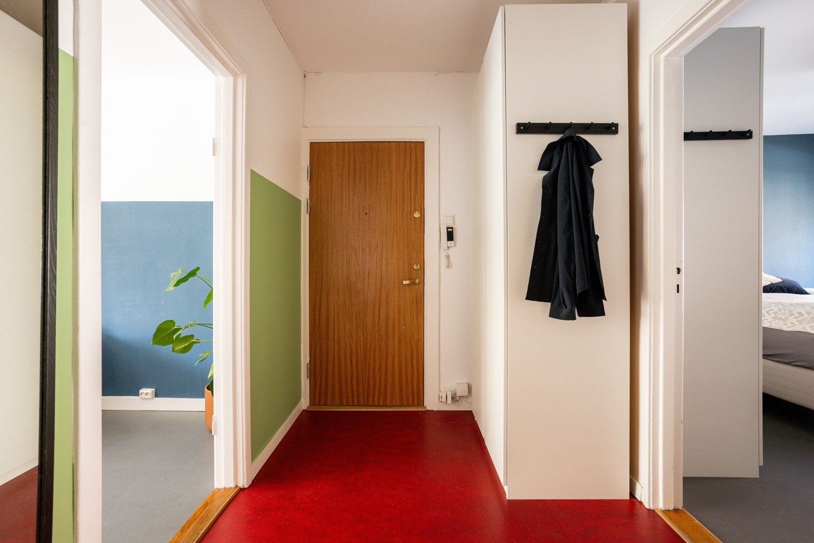 I entréen har du god plass til sko og yttertøy i garderobeskap, samt ytterligere plass til oppheng, skoskap eller kommode. Galleribilde