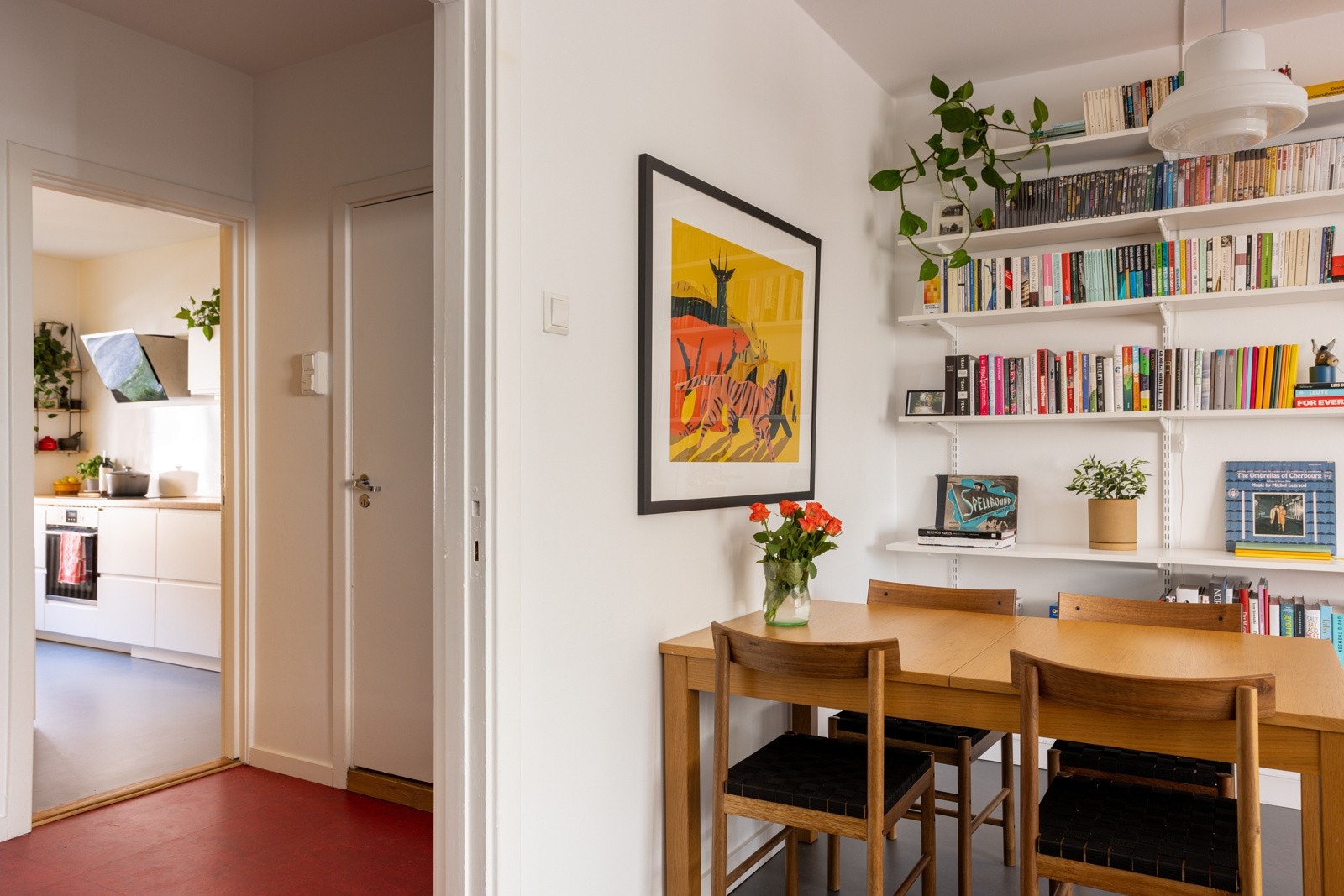 Fine åpne vegghyller som kan medføle dersom det er ønskelig. Galleribilde