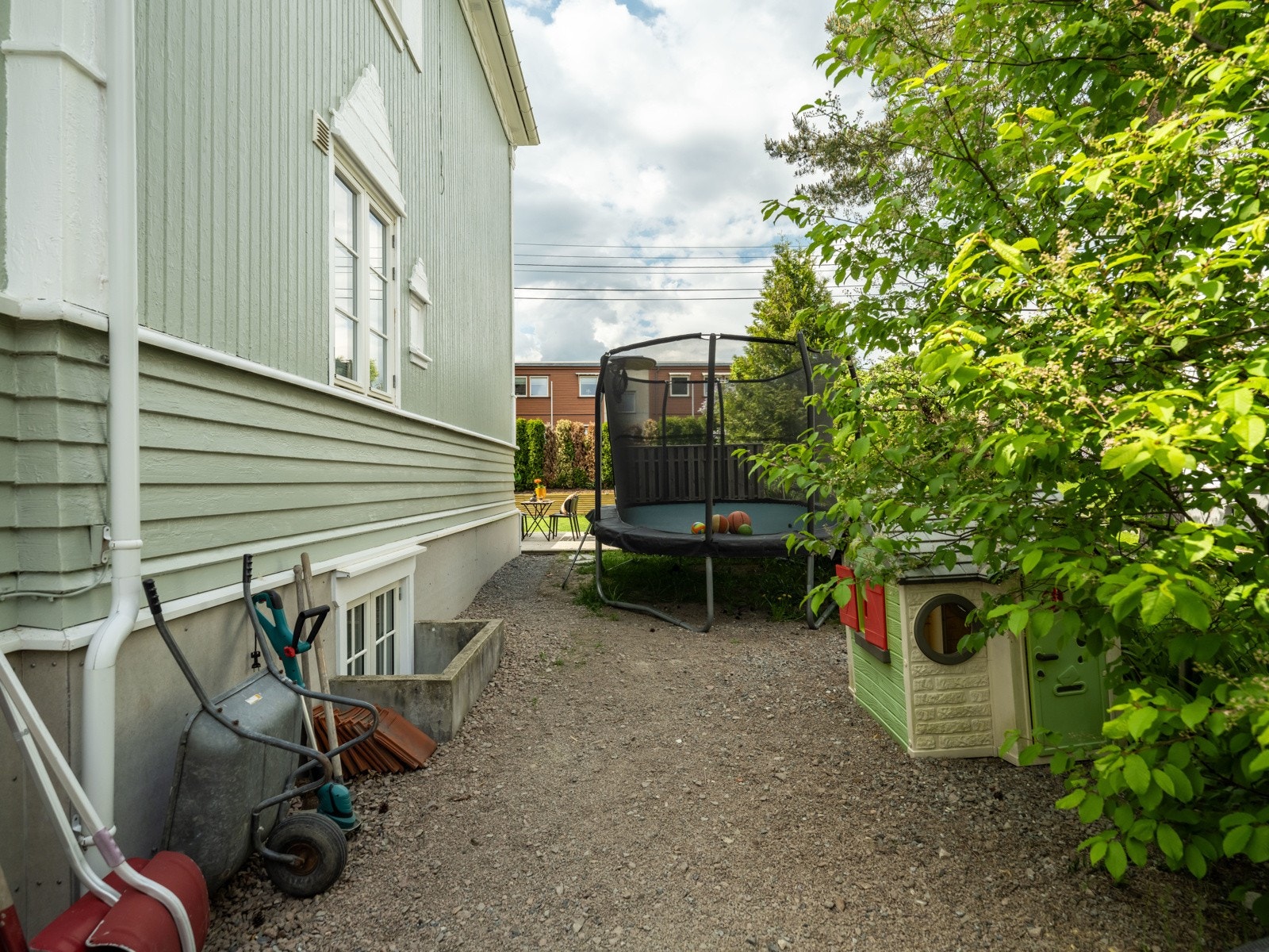 Adkomsten ved siden av huset er fellesområde, men naboene synes det er helt greit at det står en trampoline her. Galleribilde