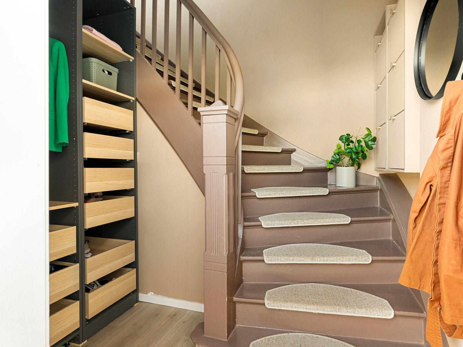 Her kommer du inn til et stort garderobesystem, og plass til f.eks. barnevogn. Galleribilde