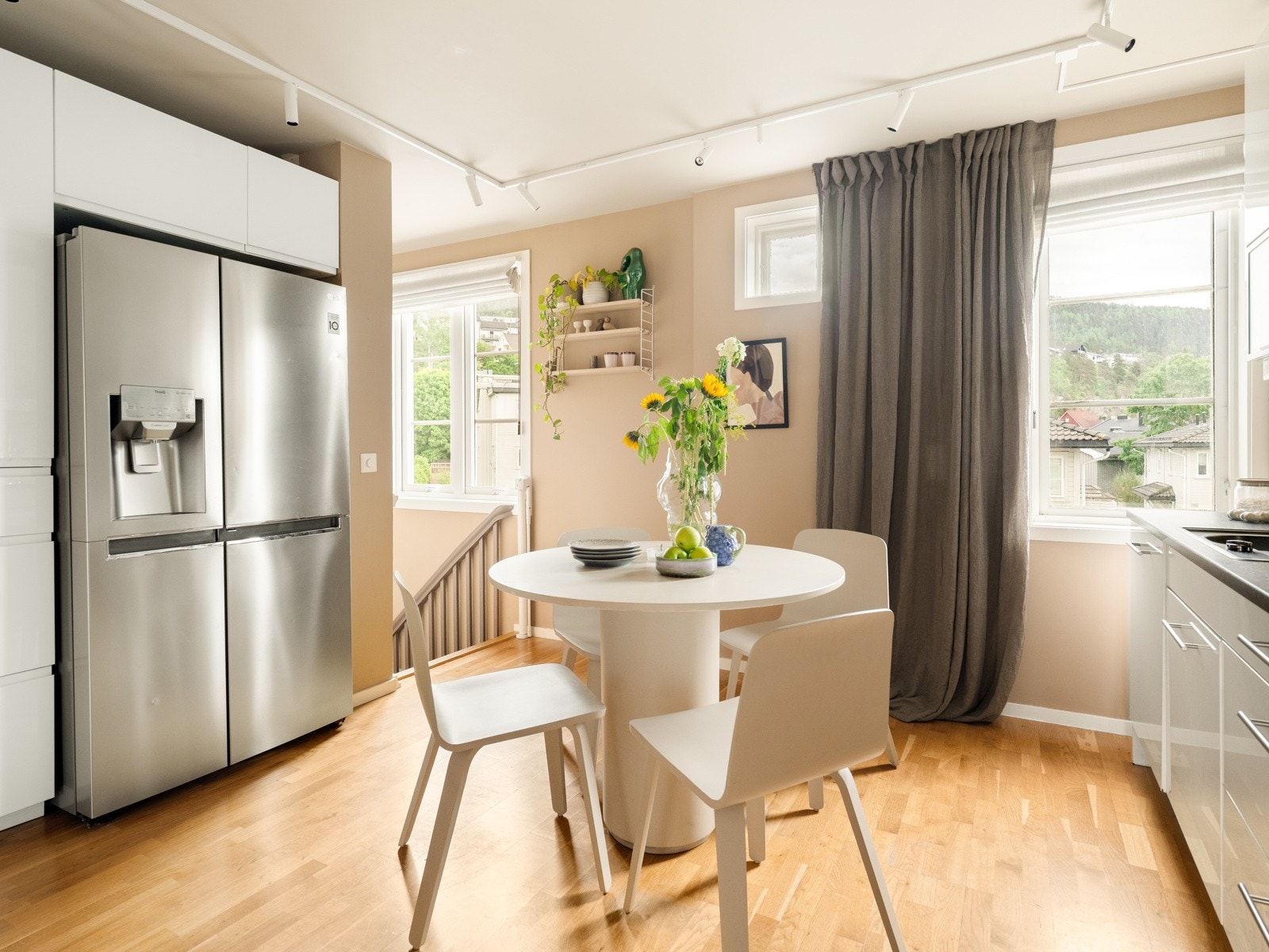 Superpigg, dobbelt kjøleskap med vann- og ismaskin. Galleribilde