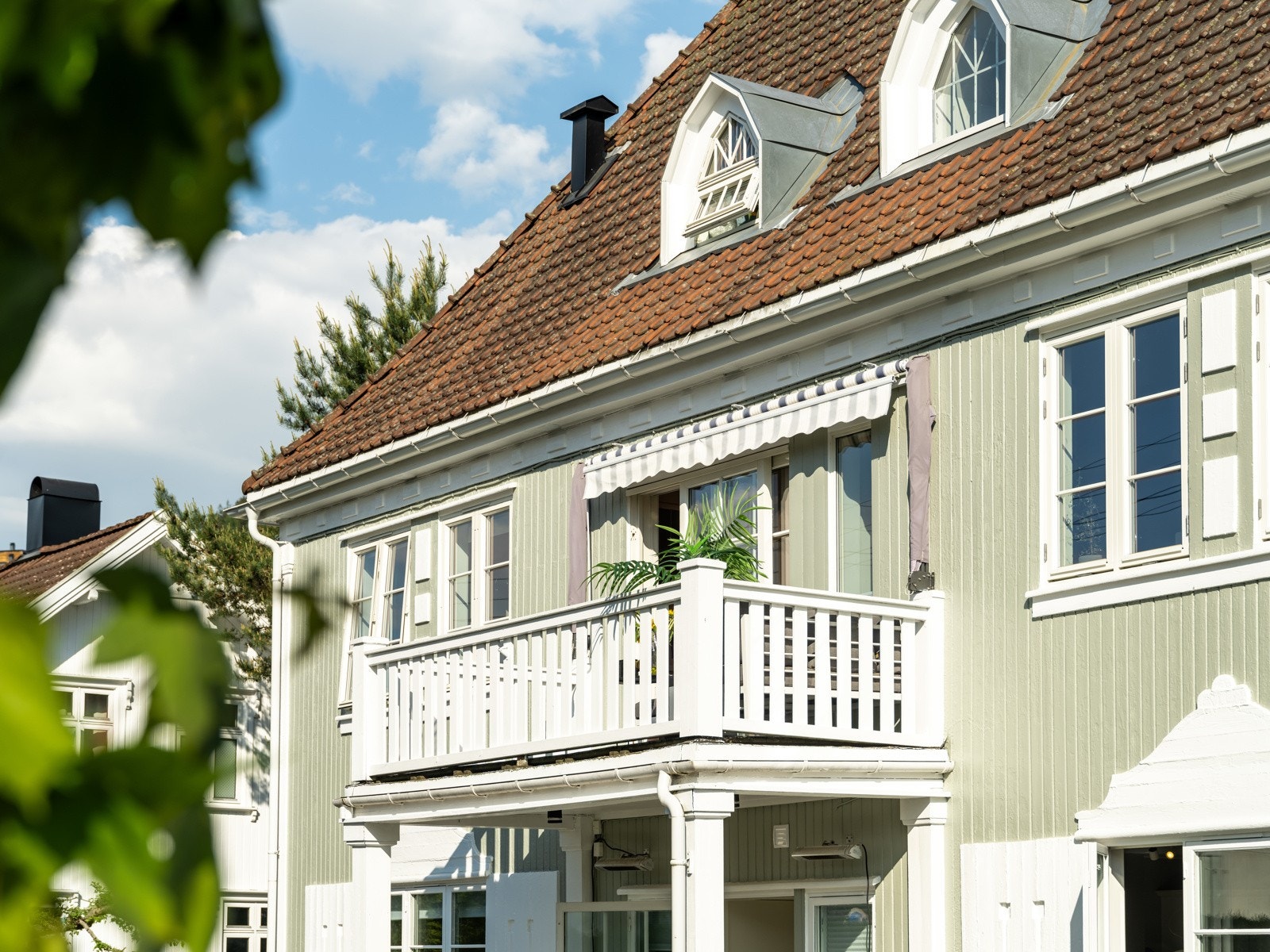 Huset er en vakker, storslått villa fra 1916, men ominnredet og delt opp i 2011. Galleribilde