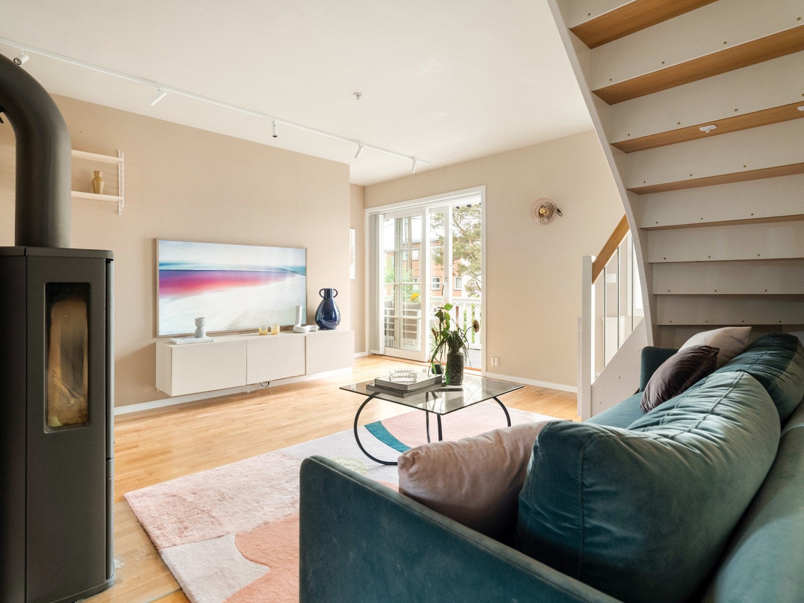 Sofakroken er en skikkelig koselig del av rommet, der du også ser ut mot balkongen. Galleribilde