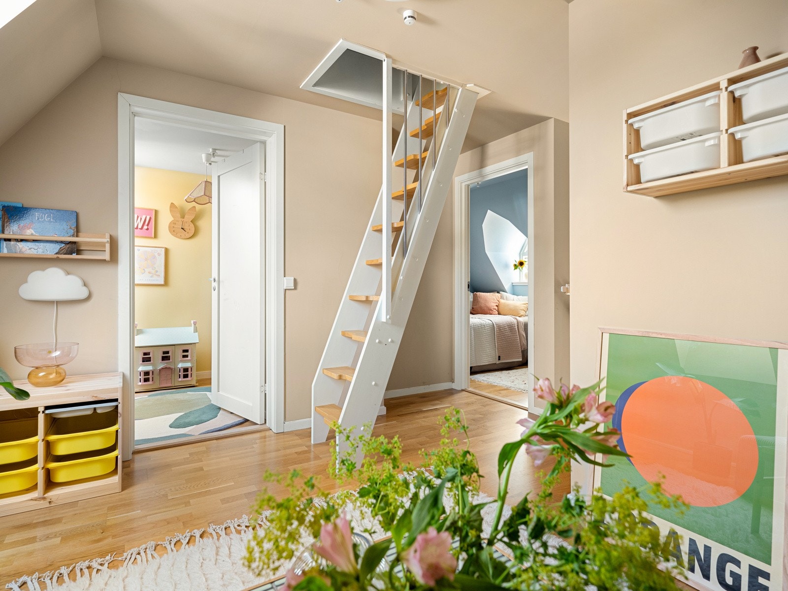 Her oppe er en koselig stue, to soverom samt et fullverdig bad. Galleribilde