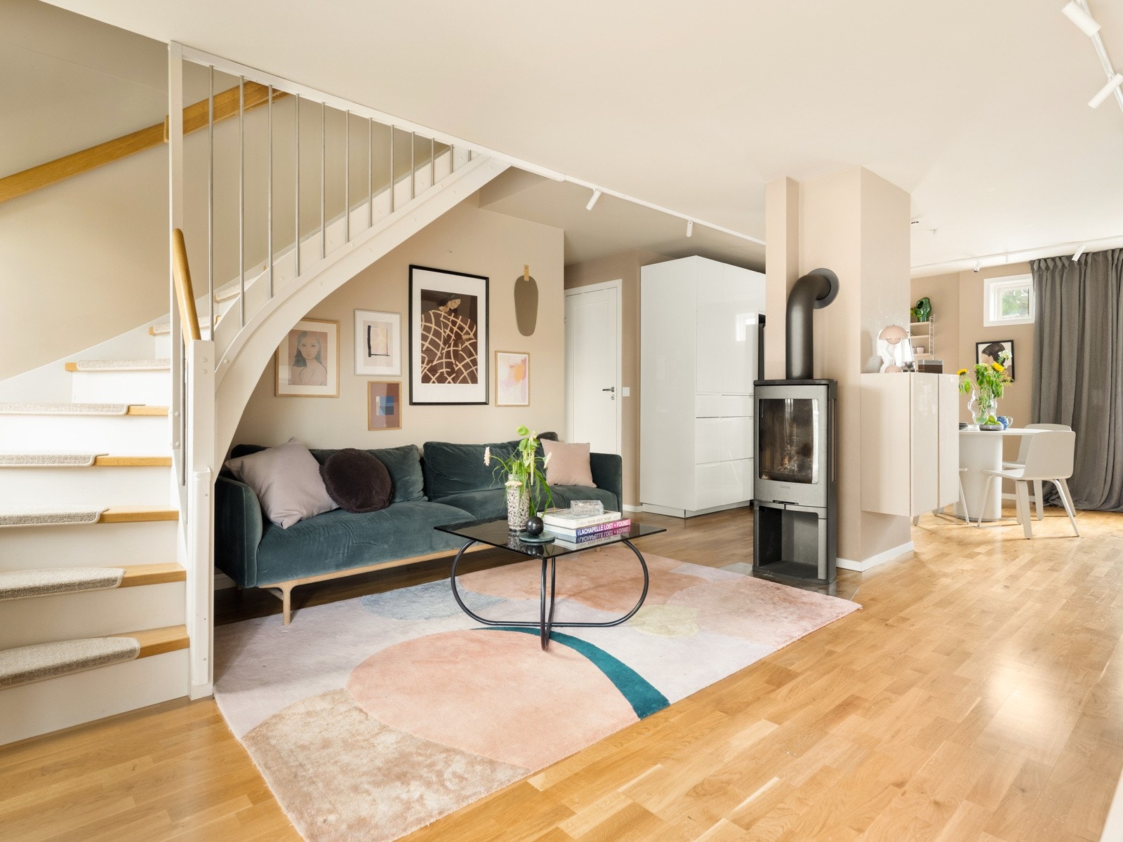 Her er det perfekt plass for en liten familie, med fint adskilt stue og kjøkkendel. Galleribilde